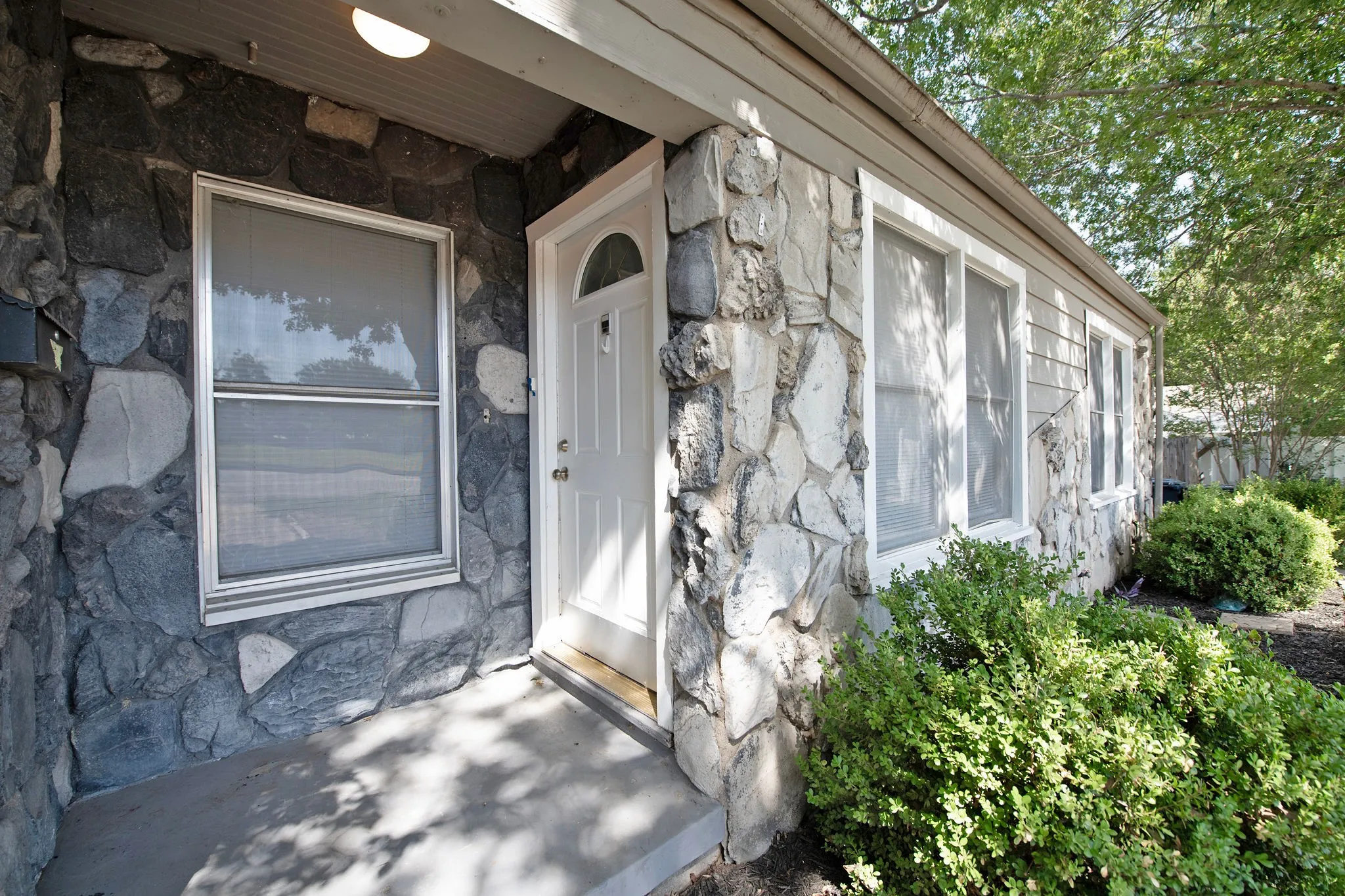 Single Family Residence For Sale in Tarrant County , 4201 Southwest Boulevard, Fort Worth, Texas 76116, 4 Bedroom, 2 Bathroom, Garage spaces, 2,018 Sqft, built in 1974, mls#21339455, Real Estate Agent in Fort Worth, Homes For Sale in Tarrant county, Homes For Sale in Fort Worth, Realtor in Fort Worth Texas, Real Estate Brokerage Independent Realty Texas, Luminita Cordes Realtor