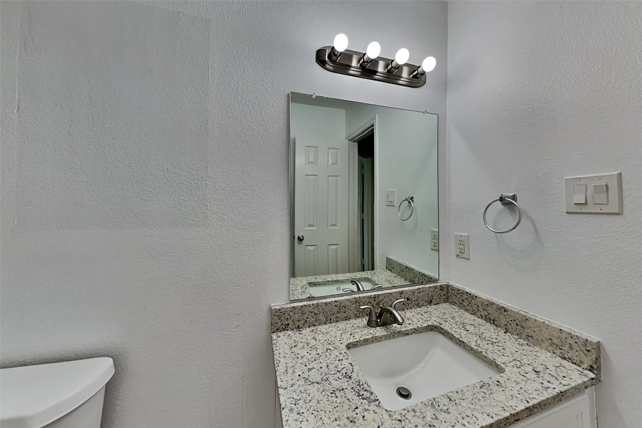 Single Family Residence For Rent in Tarrant County , 12705 Shady Cedar Drive, Fort Worth, Texas 76244, 3 Bedroom, 3 Bathroom, 2 Garage spaces, 2,178 Sqft, built in 2007, mls#21345520, Real Estate Agent in Fort Worth, Homes For Rent in Tarrant county, Homes For Rent in Fort Worth, Realtor in Fort Worth Texas, Real Estate Brokerage Independent Realty Texas, Luminita Cordes Realtor