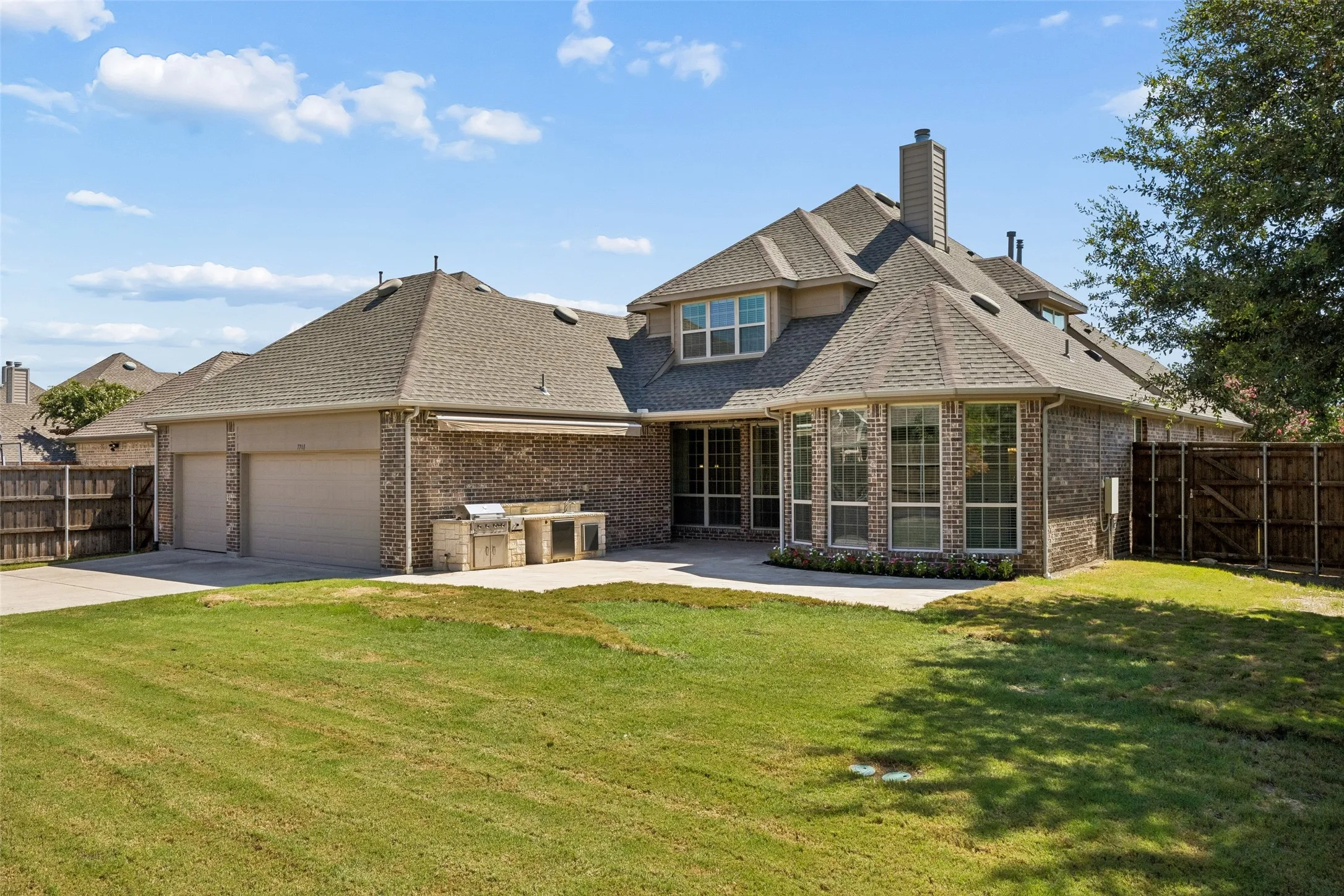 Great 3 car garage with automatic gate