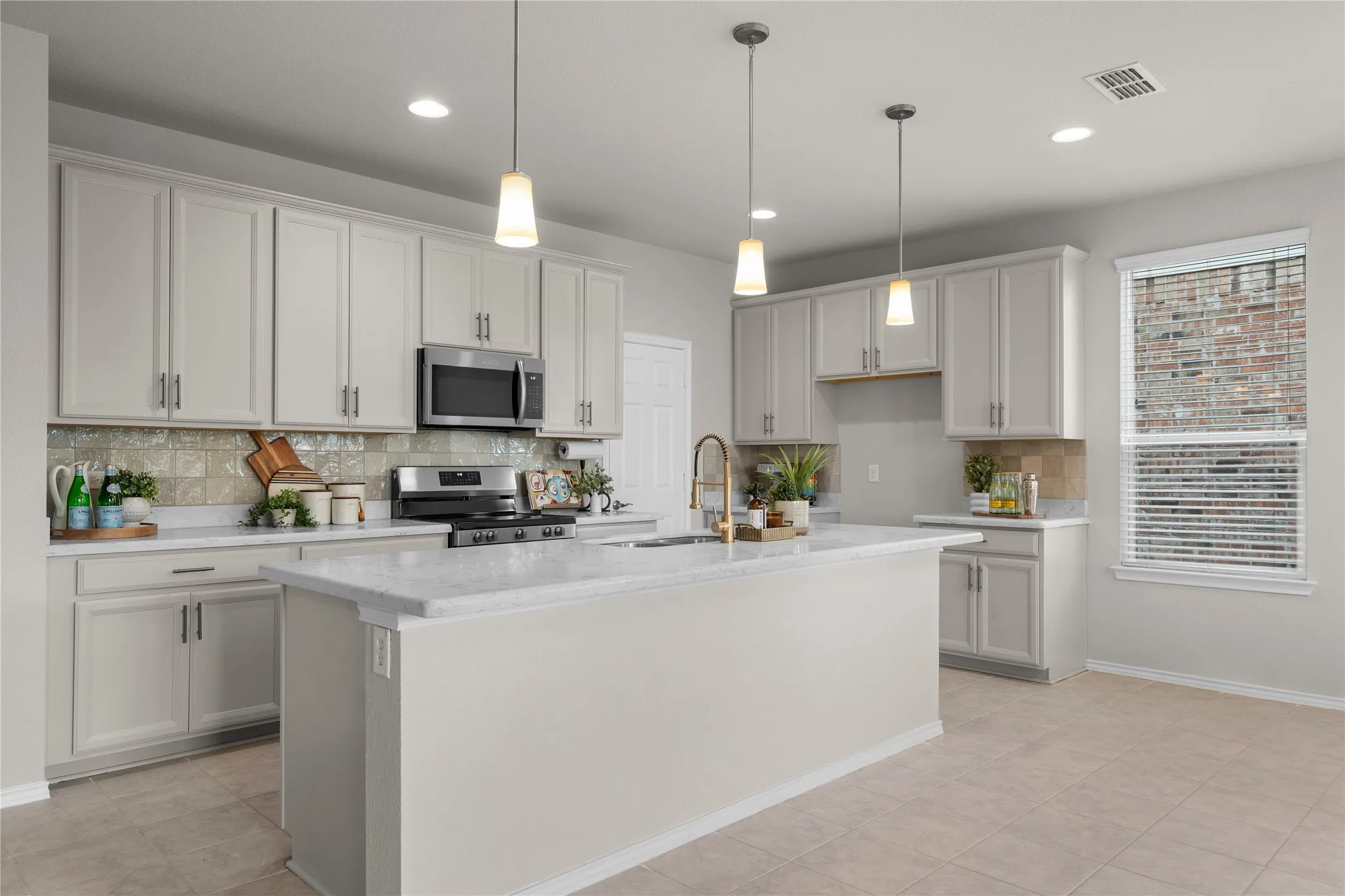 Single Family Residence For Sale in Denton County , 1918 Trace Drive, Aubrey, Texas 76227, 5 Bedroom, 3 Bathroom, 2 Garage spaces, 2,902 Sqft, built in 2018, mls#21345103, Real Estate Agent in Aubrey, Homes For Sale in Denton county, Homes For Sale in Aubrey, Realtor in Aubrey Texas, Real Estate Brokerage Independent Realty Texas, Luminita Cordes Realtor