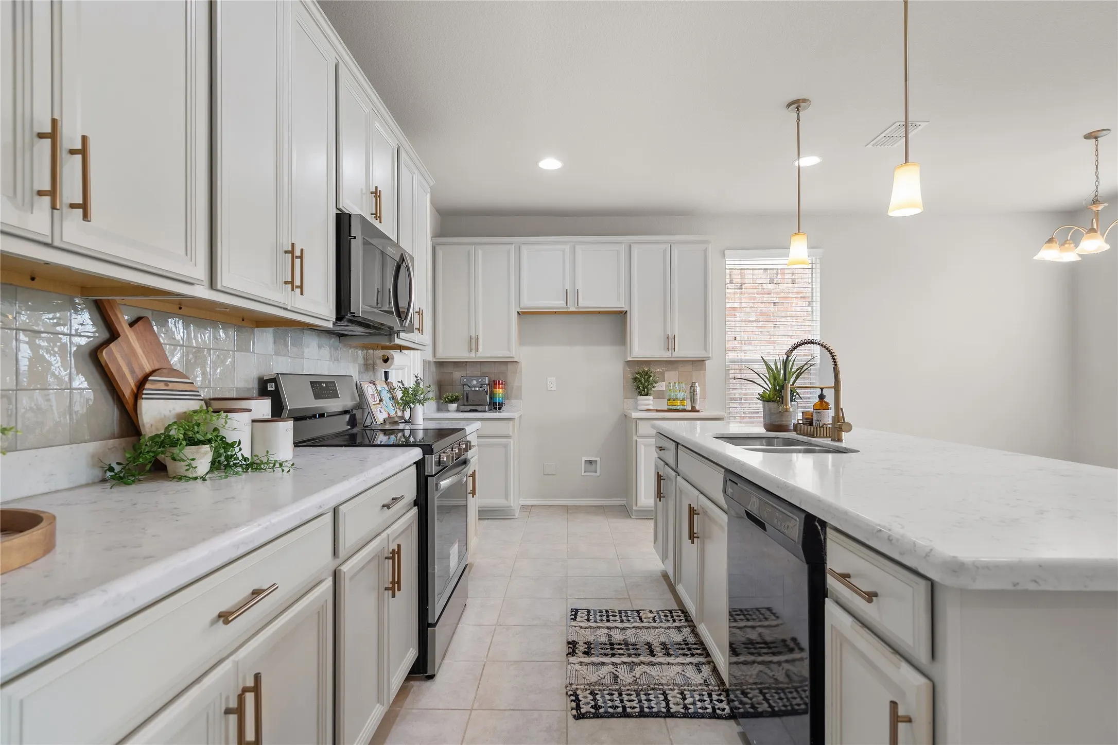 Single Family Residence For Sale in Denton County , 1918 Trace Drive, Aubrey, Texas 76227, 5 Bedroom, 3 Bathroom, 2 Garage spaces, 2,902 Sqft, built in 2018, mls#21345103, Real Estate Agent in Aubrey, Homes For Sale in Denton county, Homes For Sale in Aubrey, Realtor in Aubrey Texas, Real Estate Brokerage Independent Realty Texas, Luminita Cordes Realtor