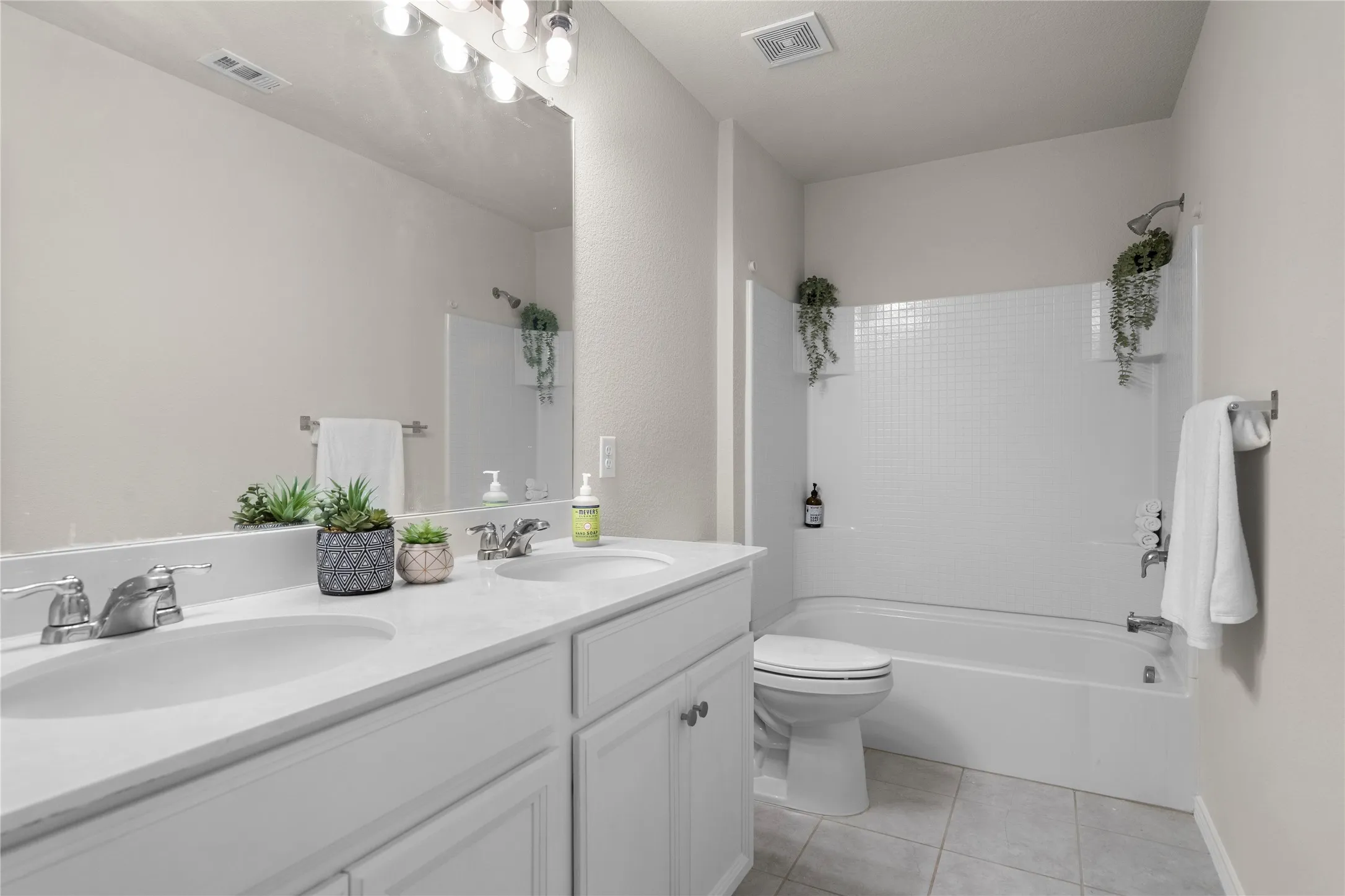 Bathroom 3 (upstairs)