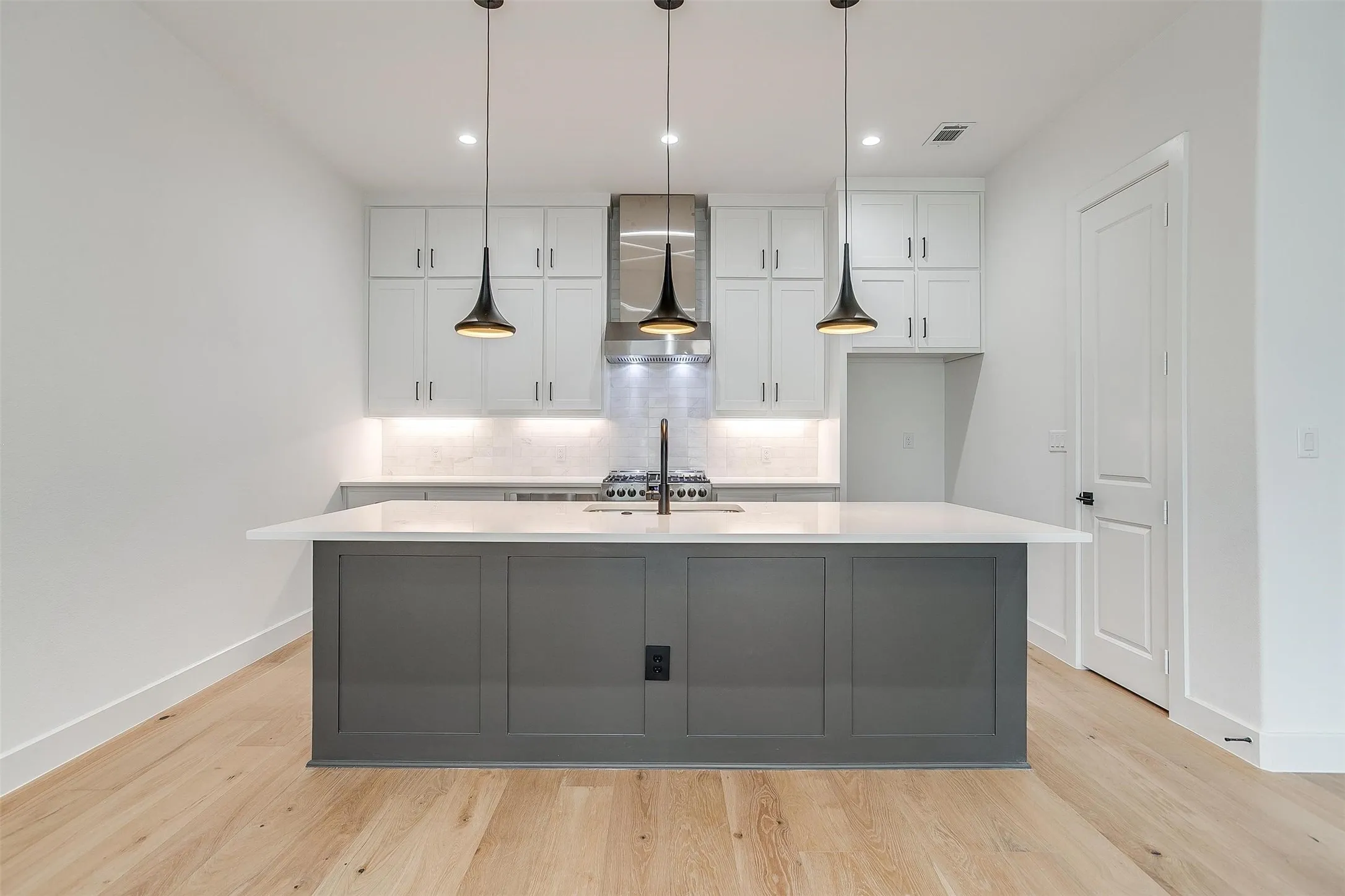 Townhouse For Sale in Tarrant County , 135 Thornton Street, Arlington, Texas 76013, 2 Bedrooms, 3 Bathrooms, 2 Garage spaces, 1,606 Sqft, built in 2023, Price $330,000, mls#21345529, Real Estate Agent in Arlington, Homes For Sale in Tarrant county, Homes For Sale in Arlington, Realtor in Arlington Texas, Real Estate Brokerage Independent Realty Texas, Luminita Cordes Realtor