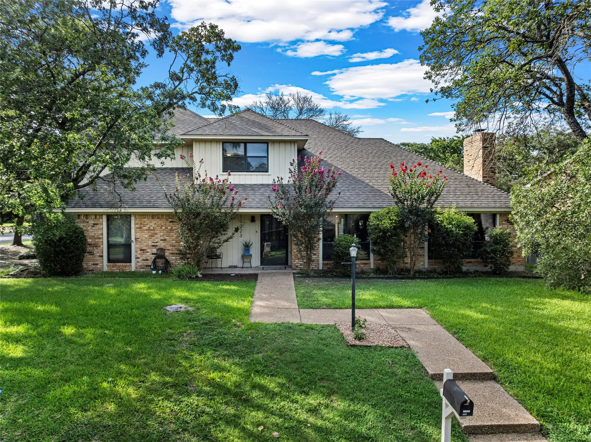 Single Family Residence For Sale in Mc Lennan County , 10023 Ramblewood Drive, Woodway, Texas 76712, 4 Bedroom, 3 Bathroom, 2 Garage spaces, 2,720 Sqft, built in 1979, mls#21303728, Real Estate Agent in Woodway, Homes For Sale in Mc Lennan county, Homes For Sale in Woodway, Realtor in Woodway Texas, Real Estate Brokerage Independent Realty Texas, Luminita Cordes Realtor