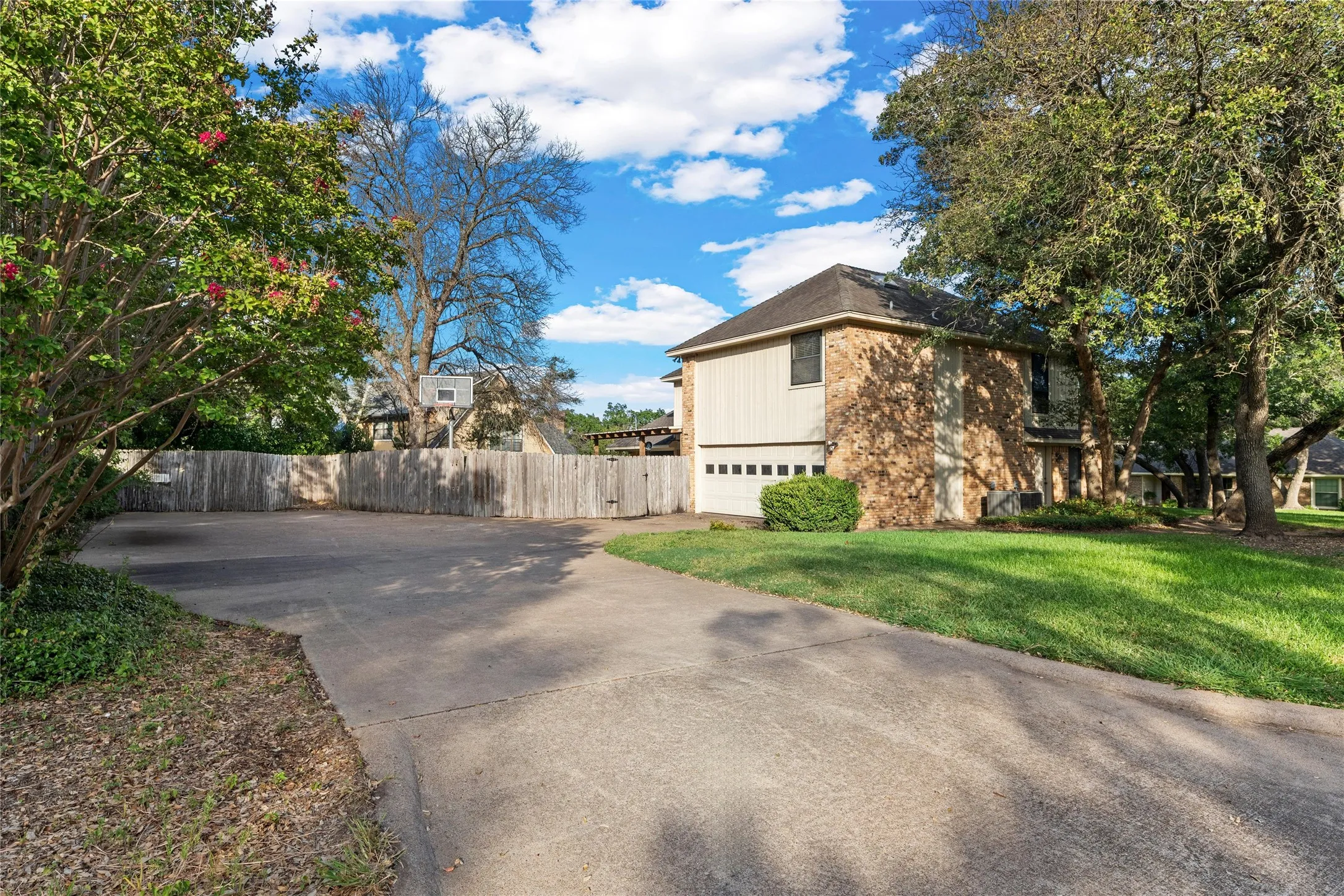Single Family Residence For Sale in Mc Lennan County , 10023 Ramblewood Drive, Woodway, Texas 76712, 4 Bedroom, 3 Bathroom, 2 Garage spaces, 2,720 Sqft, built in 1979, mls#21303728, Real Estate Agent in Woodway, Homes For Sale in Mc Lennan county, Homes For Sale in Woodway, Realtor in Woodway Texas, Real Estate Brokerage Independent Realty Texas, Luminita Cordes Realtor