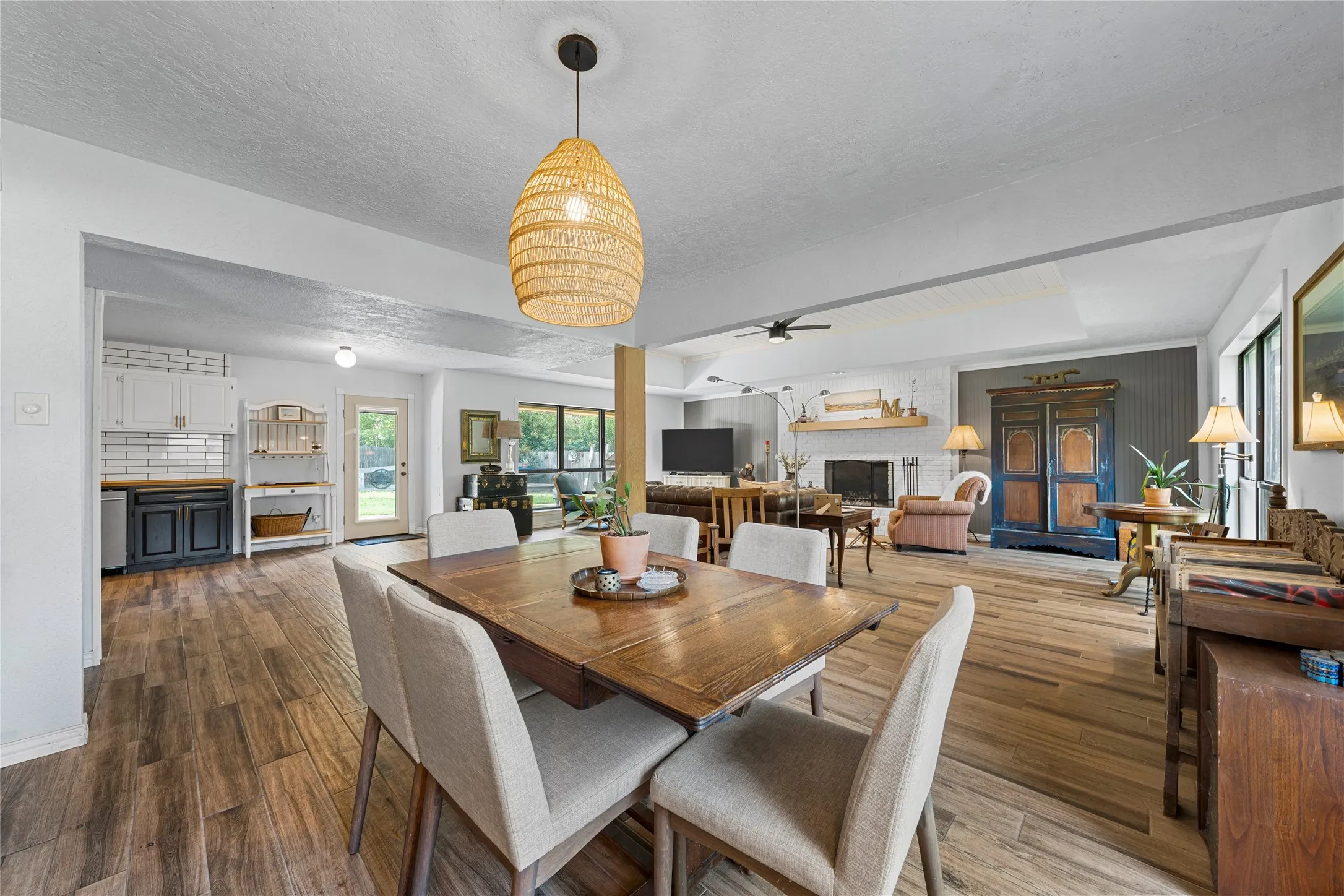 Single Family Residence For Sale in Mc Lennan County , 10023 Ramblewood Drive, Woodway, Texas 76712, 4 Bedroom, 3 Bathroom, 2 Garage spaces, 2,720 Sqft, built in 1979, mls#21303728, Real Estate Agent in Woodway, Homes For Sale in Mc Lennan county, Homes For Sale in Woodway, Realtor in Woodway Texas, Real Estate Brokerage Independent Realty Texas, Luminita Cordes Realtor