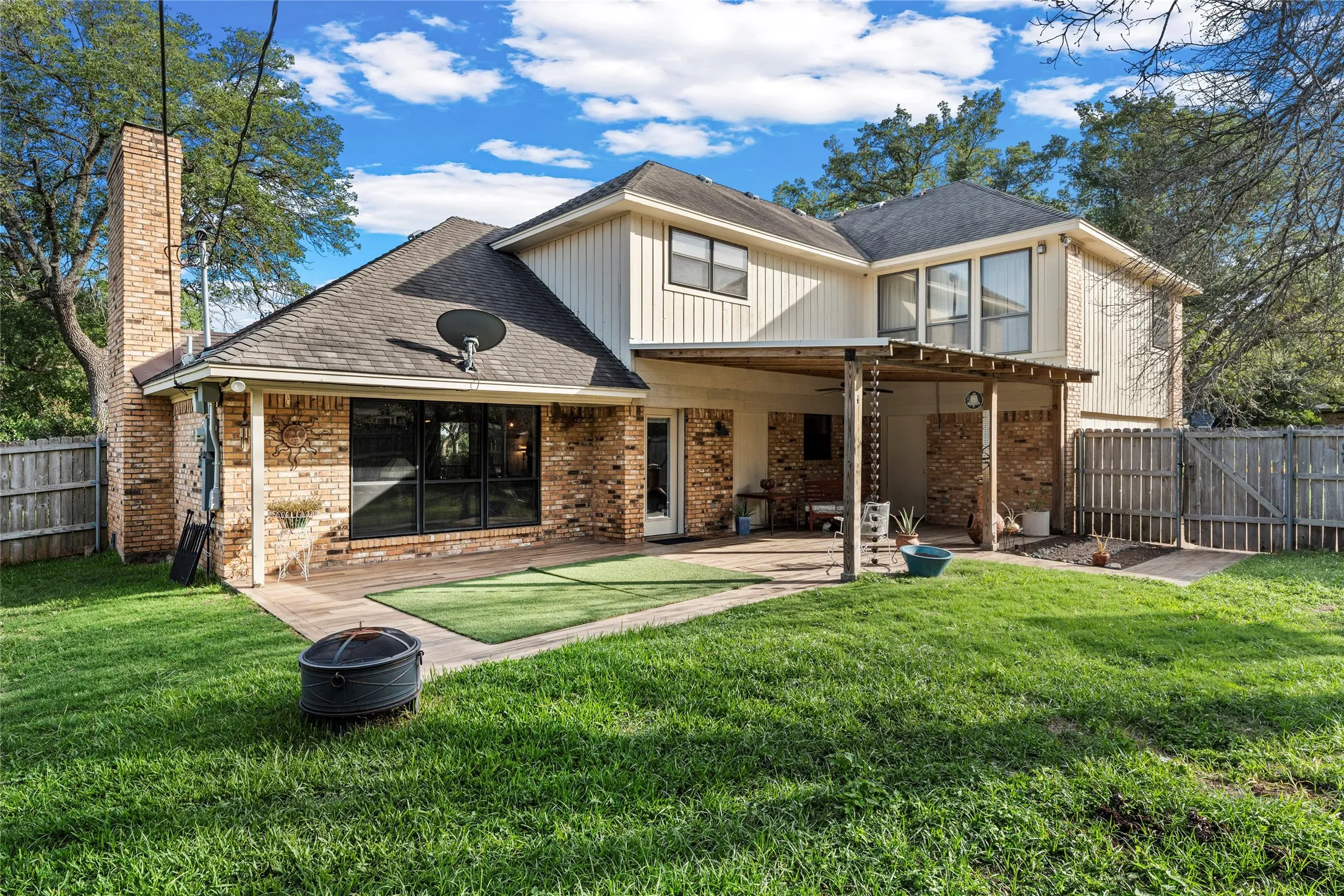 Single Family Residence For Sale in Mc Lennan County , 10023 Ramblewood Drive, Woodway, Texas 76712, 4 Bedroom, 3 Bathroom, 2 Garage spaces, 2,720 Sqft, built in 1979, mls#21303728, Real Estate Agent in Woodway, Homes For Sale in Mc Lennan county, Homes For Sale in Woodway, Realtor in Woodway Texas, Real Estate Brokerage Independent Realty Texas, Luminita Cordes Realtor