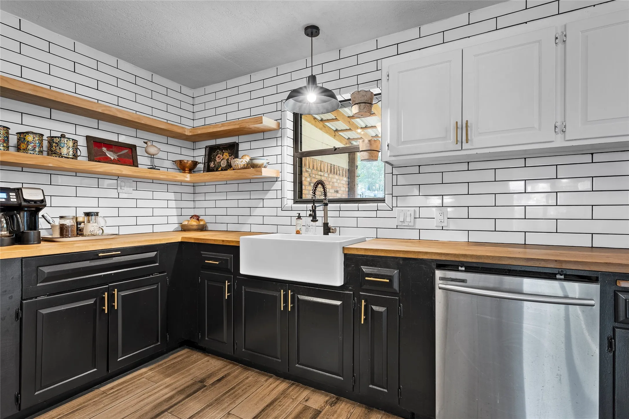 Single Family Residence For Sale in Mc Lennan County , 10023 Ramblewood Drive, Woodway, Texas 76712, 4 Bedroom, 3 Bathroom, 2 Garage spaces, 2,720 Sqft, built in 1979, mls#21303728, Real Estate Agent in Woodway, Homes For Sale in Mc Lennan county, Homes For Sale in Woodway, Realtor in Woodway Texas, Real Estate Brokerage Independent Realty Texas, Luminita Cordes Realtor