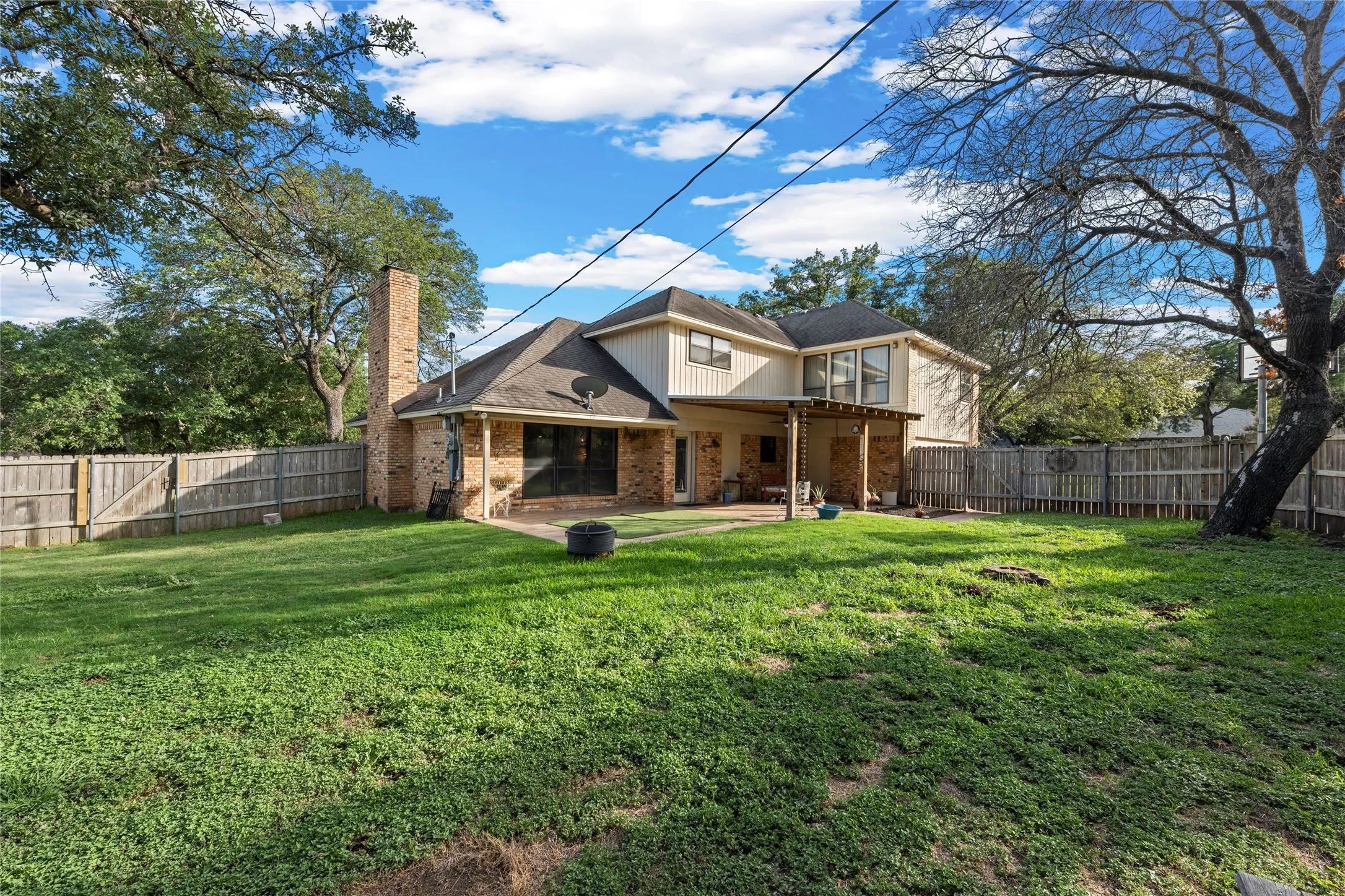Single Family Residence For Sale in Mc Lennan County , 10023 Ramblewood Drive, Woodway, Texas 76712, 4 Bedroom, 3 Bathroom, 2 Garage spaces, 2,720 Sqft, built in 1979, mls#21303728, Real Estate Agent in Woodway, Homes For Sale in Mc Lennan county, Homes For Sale in Woodway, Realtor in Woodway Texas, Real Estate Brokerage Independent Realty Texas, Luminita Cordes Realtor