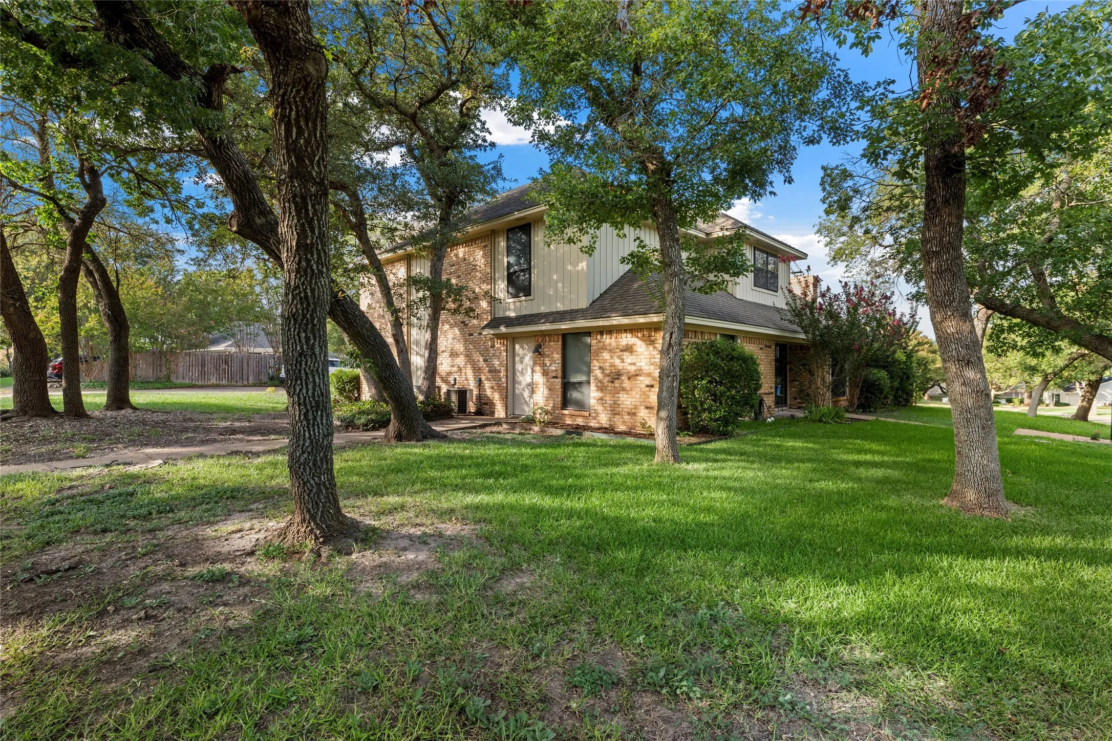 Single Family Residence For Sale in Mc Lennan County , 10023 Ramblewood Drive, Woodway, Texas 76712, 4 Bedroom, 3 Bathroom, 2 Garage spaces, 2,720 Sqft, built in 1979, mls#21303728, Real Estate Agent in Woodway, Homes For Sale in Mc Lennan county, Homes For Sale in Woodway, Realtor in Woodway Texas, Real Estate Brokerage Independent Realty Texas, Luminita Cordes Realtor