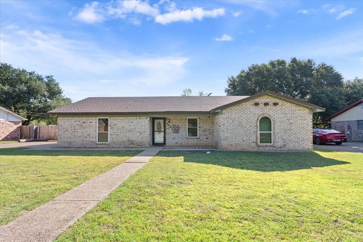 Single Family Residence For Sale in Mc Lennan County , 332 Bowie Lane, Hewitt, Texas 76643, 3 Bedroom, 2 Bathroom, 2 Garage spaces, 1,545 Sqft, built in 1978, mls#21343715, Real Estate Agent in Hewitt, Homes For Sale in Mc Lennan county, Homes For Sale in Hewitt, Realtor in Hewitt Texas, Real Estate Brokerage Independent Realty Texas, Luminita Cordes Realtor