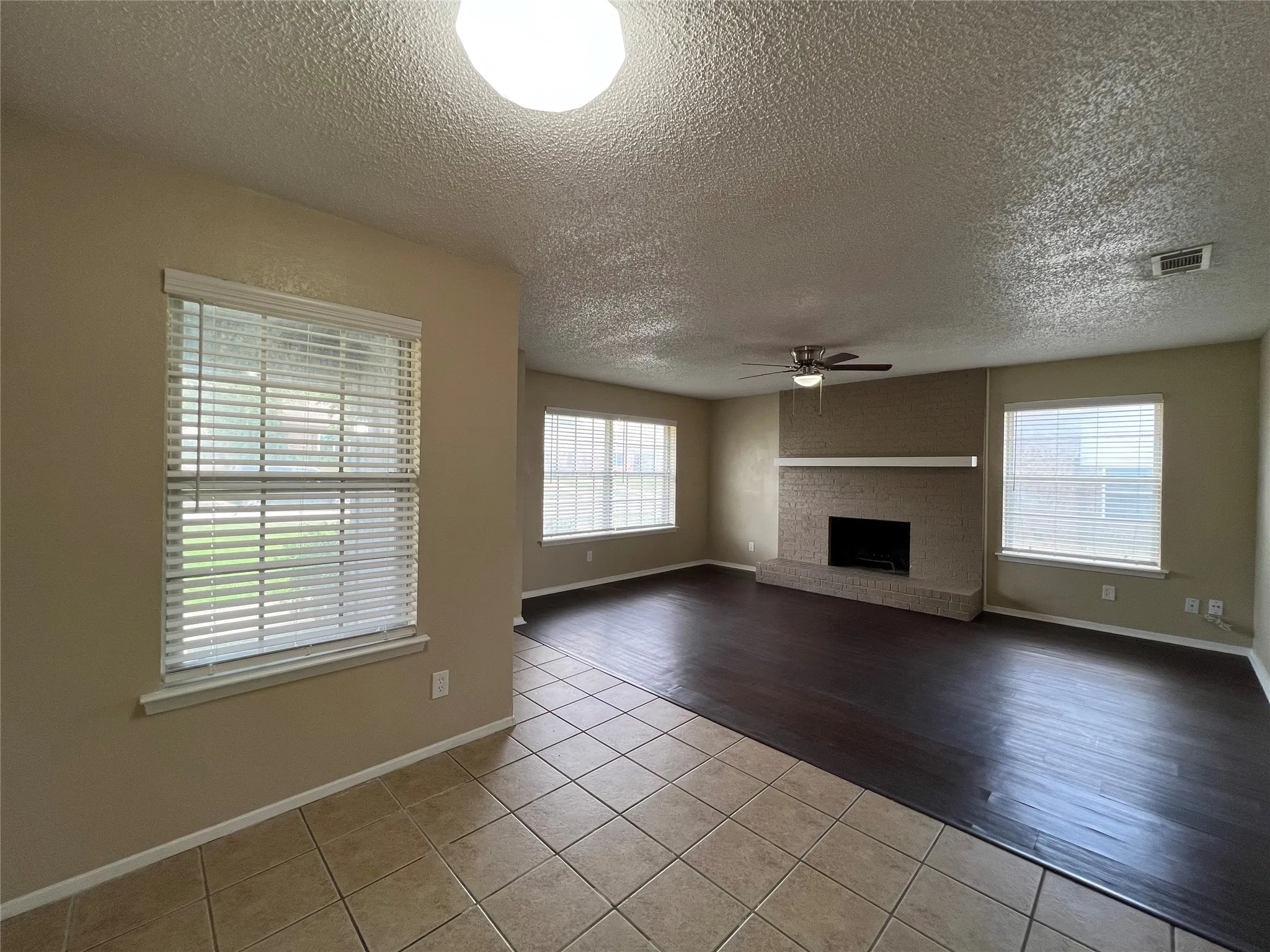 Duplex For Rent in Tarrant County , 7041 Crosstimbers Lane, North Richland Hills, Texas 76182, 2 Bedroom, 2 Bathroom, Garage spaces, 1,008 Sqft, built in 1983, mls#21345597, Real Estate Agent in North Richland Hills, Homes For Rent in Tarrant county, Homes For Rent in North Richland Hills, Realtor in North Richland Hills Texas, Real Estate Brokerage Independent Realty Texas, Luminita Cordes Realtor