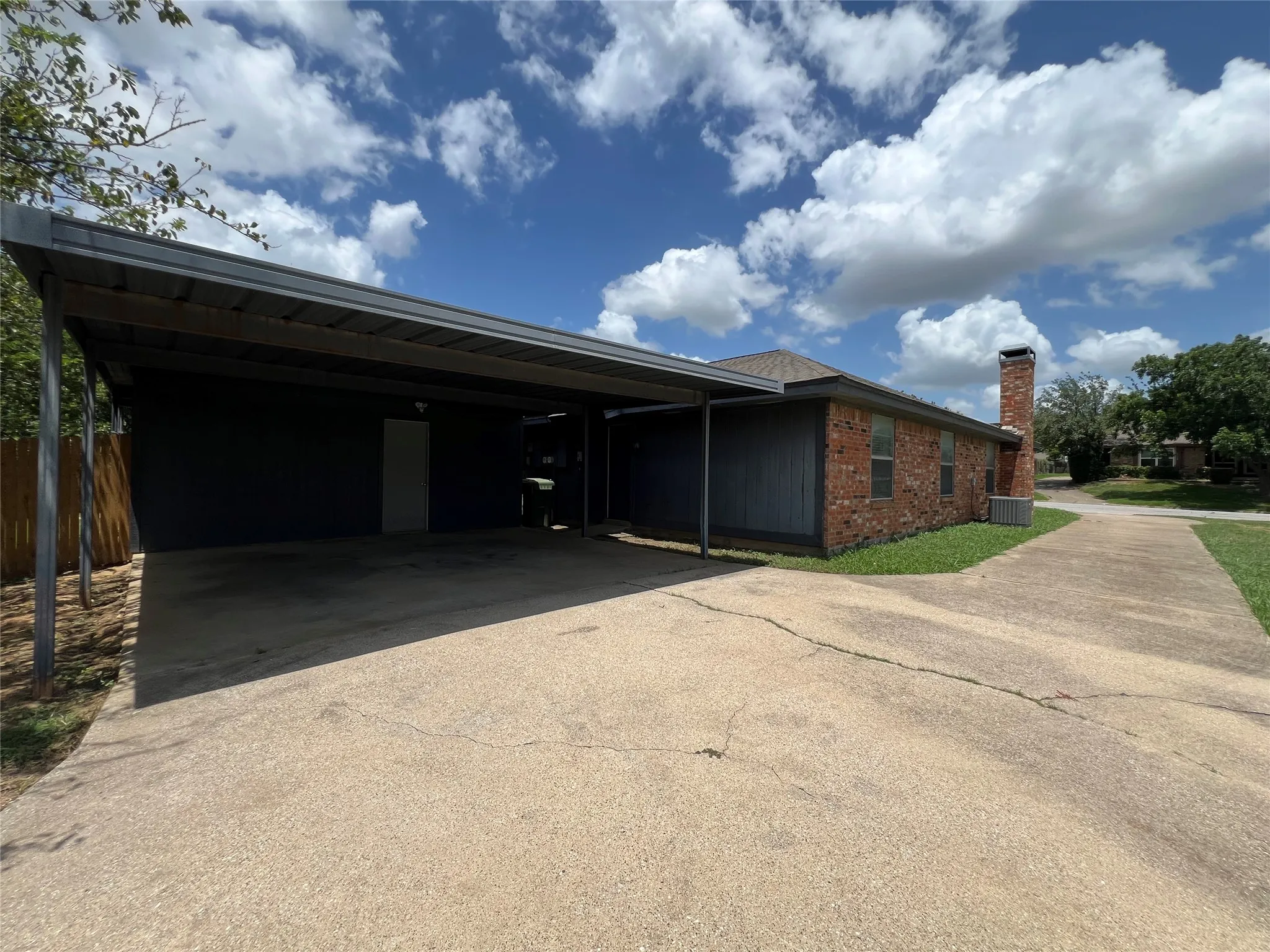 Duplex For Rent in Tarrant County , 7041 Crosstimbers Lane, North Richland Hills, Texas 76182, 2 Bedroom, 2 Bathroom, Garage spaces, 1,008 Sqft, built in 1983, mls#21345597, Real Estate Agent in North Richland Hills, Homes For Rent in Tarrant county, Homes For Rent in North Richland Hills, Realtor in North Richland Hills Texas, Real Estate Brokerage Independent Realty Texas, Luminita Cordes Realtor