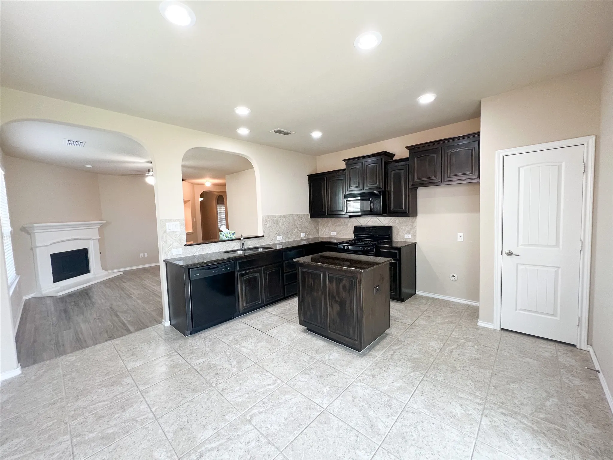 Single Family Residence For Sale in Denton County , 5816 Marsh Rail Drive, Denton, Texas 76208, 3 Bedroom, 2 Bathroom, 2 Garage spaces, 1,510 Sqft, built in 2015, mls#21340308, Real Estate Agent in Denton, Homes For Sale in Denton county, Homes For Sale in Denton, Realtor in Denton Texas, Real Estate Brokerage Independent Realty Texas, Luminita Cordes Realtor