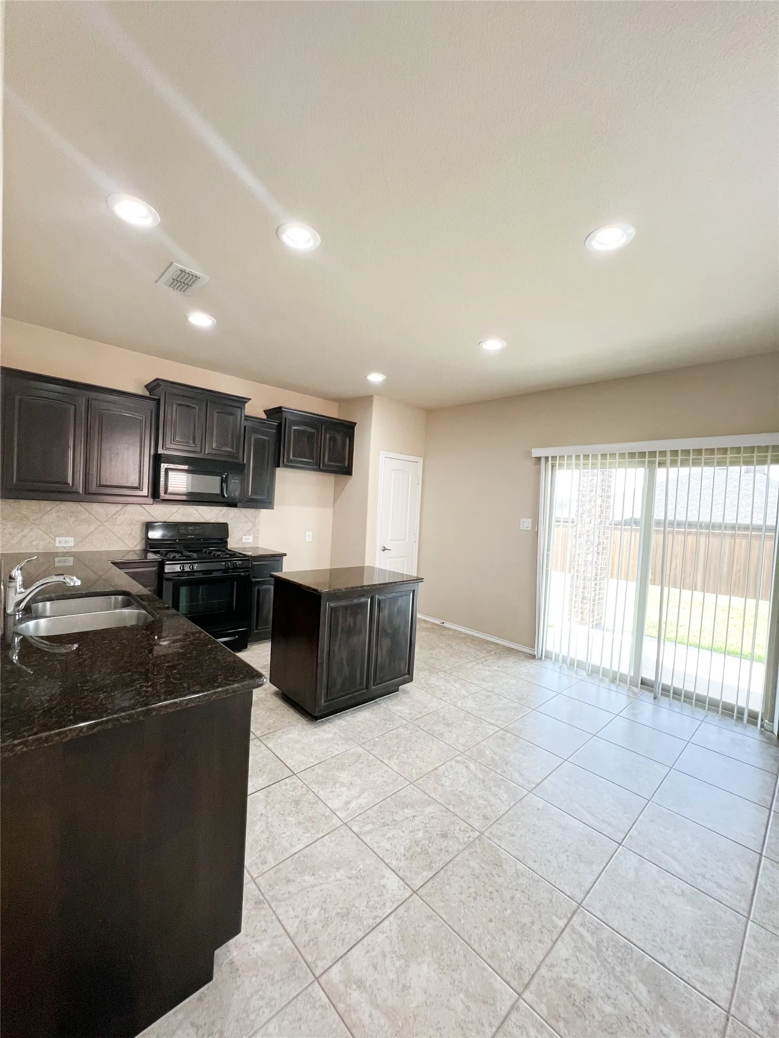 Single Family Residence For Sale in Denton County , 5816 Marsh Rail Drive, Denton, Texas 76208, 3 Bedroom, 2 Bathroom, 2 Garage spaces, 1,510 Sqft, built in 2015, mls#21340308, Real Estate Agent in Denton, Homes For Sale in Denton county, Homes For Sale in Denton, Realtor in Denton Texas, Real Estate Brokerage Independent Realty Texas, Luminita Cordes Realtor