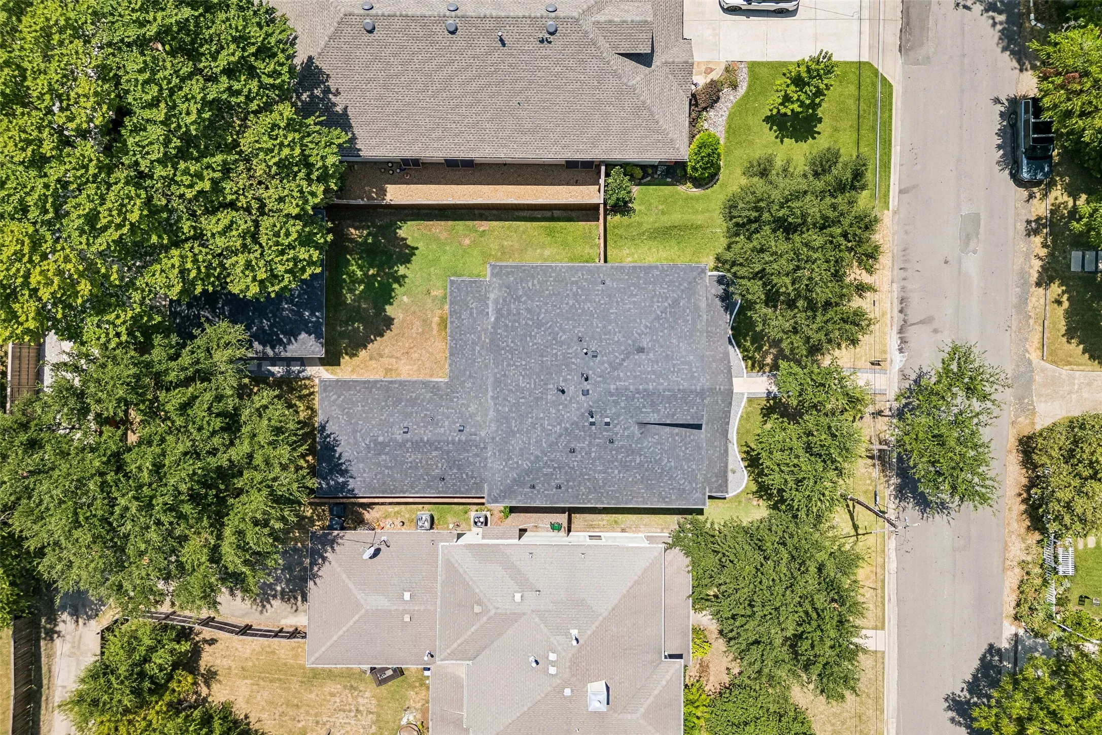 Single Family Residence For Sale in Dallas County , 9030 Diceman Drive, Dallas, Texas 75218, 4 Bedroom, 5 Bathroom, 2 Garage spaces, 3,200 Sqft, built in 2006, mls#21343481, Real Estate Agent in Dallas, Homes For Sale in Dallas county, Homes For Sale in Dallas, Realtor in Dallas Texas, Real Estate Brokerage Independent Realty Texas, Luminita Cordes Realtor