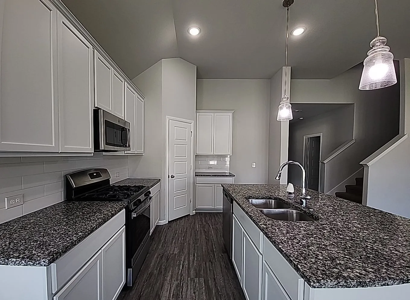 Single Family Residence For Sale in Ellis County , 7105 Pampas Place, Venus, Texas 76084, 4 Bedroom, 3 Bathroom, 3 Garage spaces, 2,476 Sqft, built in 2022, mls#21345587, Real Estate Agent in Venus, Homes For Sale in Ellis county, Homes For Sale in Venus, Realtor in Venus Texas, Real Estate Brokerage Independent Realty Texas, Luminita Cordes Realtor
