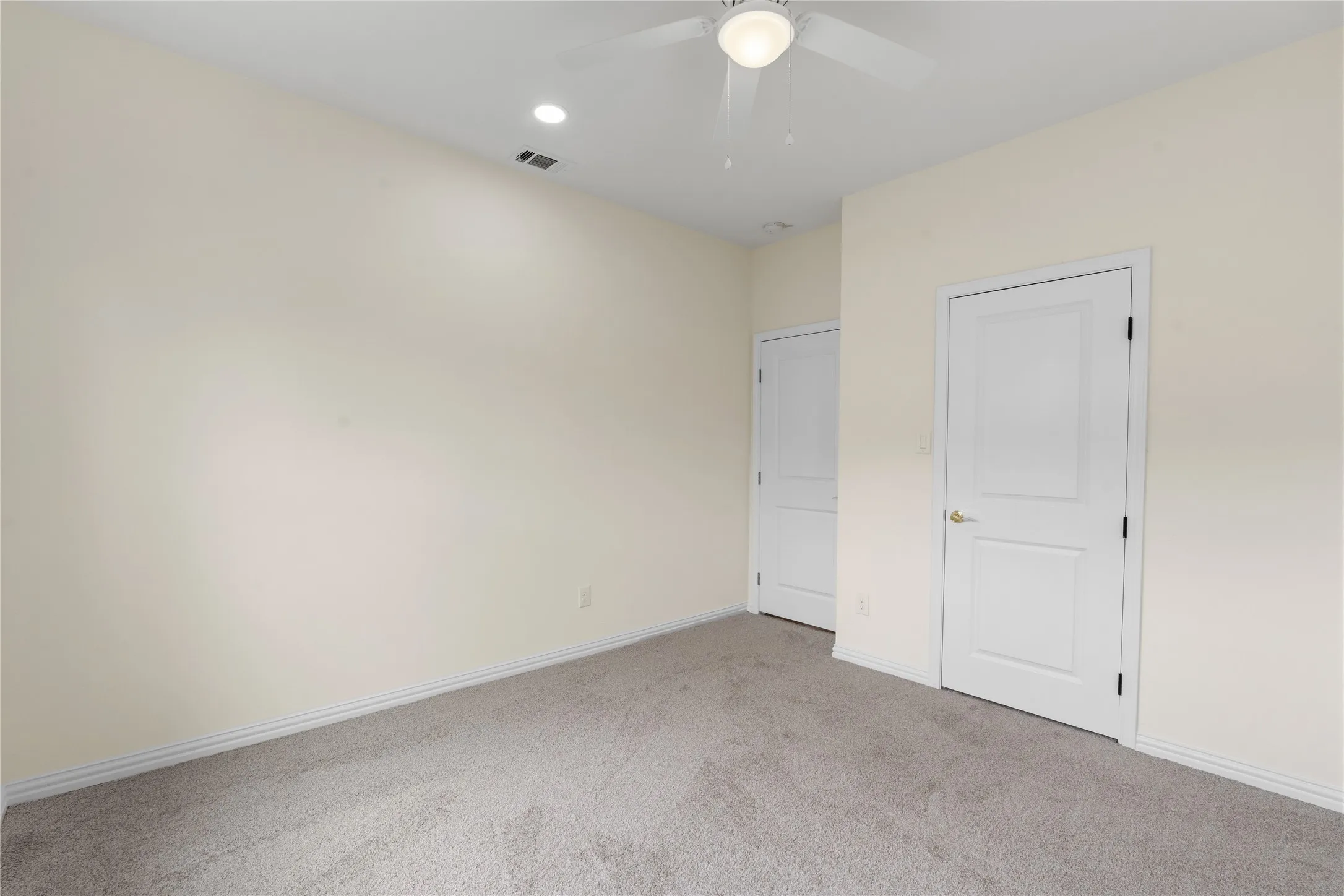 Neutral wall paint and plush carpeting