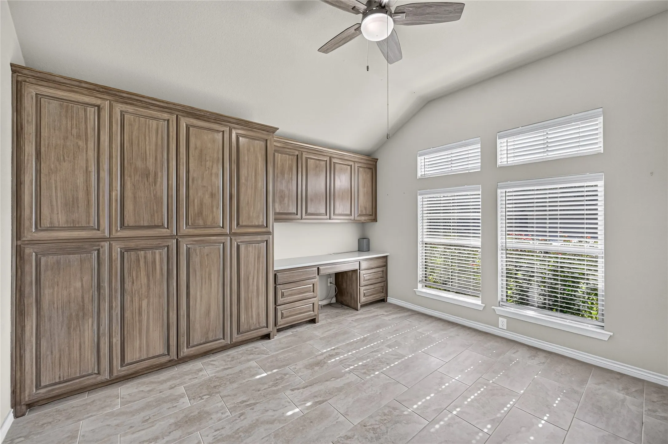 Office with TONS off Built-ins!