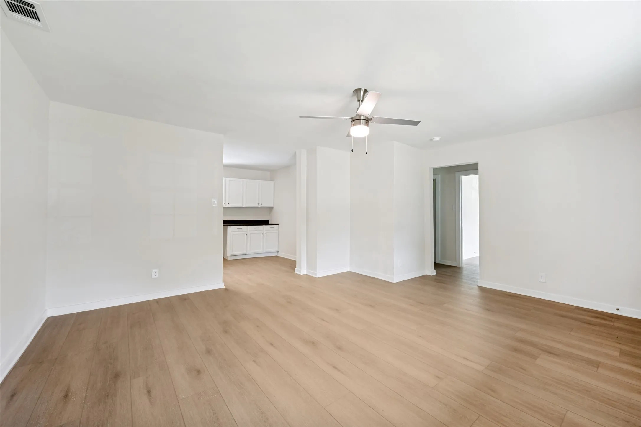 Single Family Residence For Sale in Tarrant County , 4401 Forbes Street, Fort Worth, Texas 76105, 3 Bedroom, 2 Bathroom, Garage spaces, 1,244 Sqft, built in 1954, mls#21345617, Real Estate Agent in Fort Worth, Homes For Sale in Tarrant county, Homes For Sale in Fort Worth, Realtor in Fort Worth Texas, Real Estate Brokerage Independent Realty Texas, Luminita Cordes Realtor