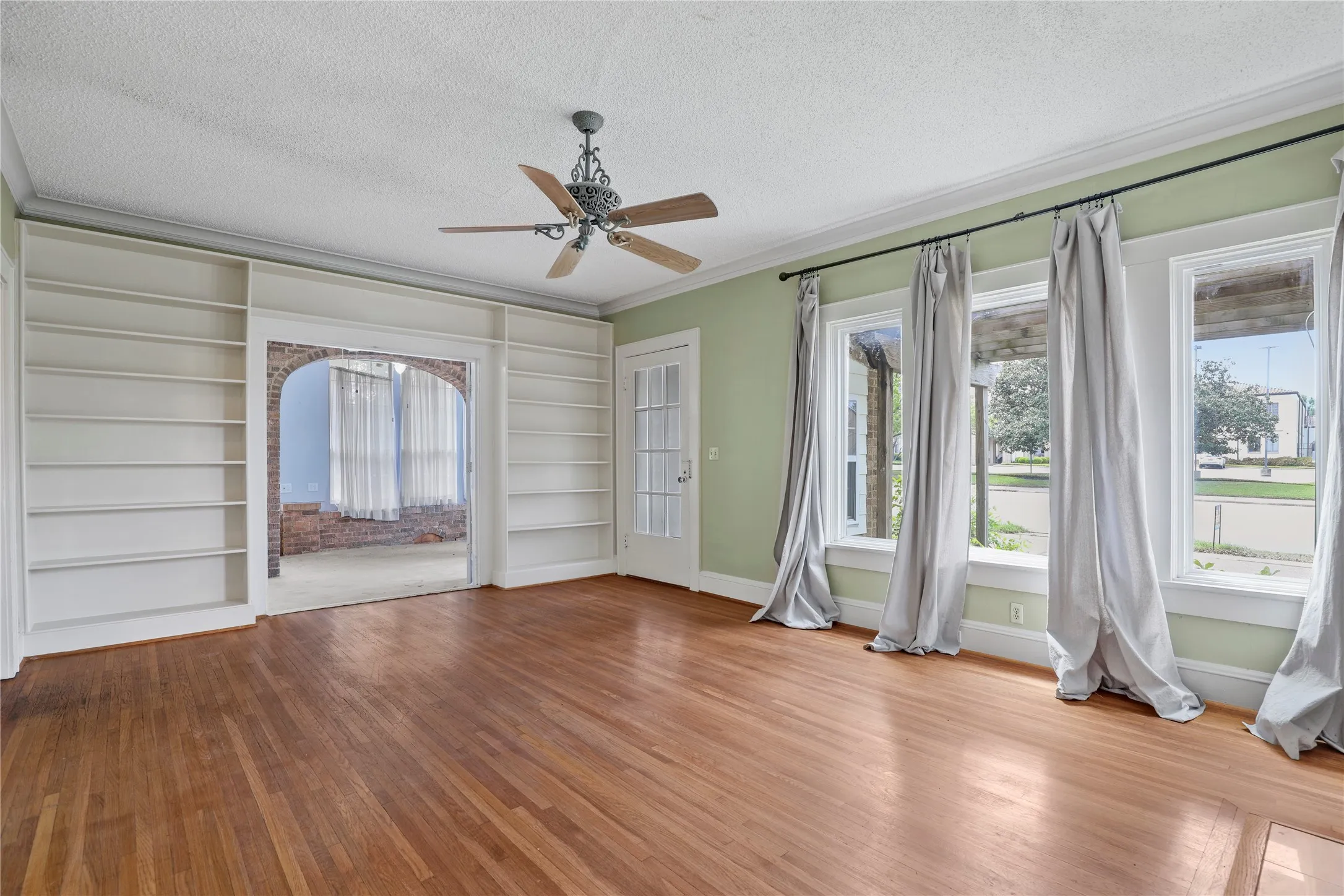 Single Family Residence For Rent in Tarrant County , 2625 S University Drive, Fort Worth, Texas 76109, 4 Bedroom, 3 Bathroom, Garage spaces, 1,964 Sqft, built in 1924, mls#21345625, Real Estate Agent in Fort Worth, Homes For Rent in Tarrant county, Homes For Rent in Fort Worth, Realtor in Fort Worth Texas, Real Estate Brokerage Independent Realty Texas, Luminita Cordes Realtor