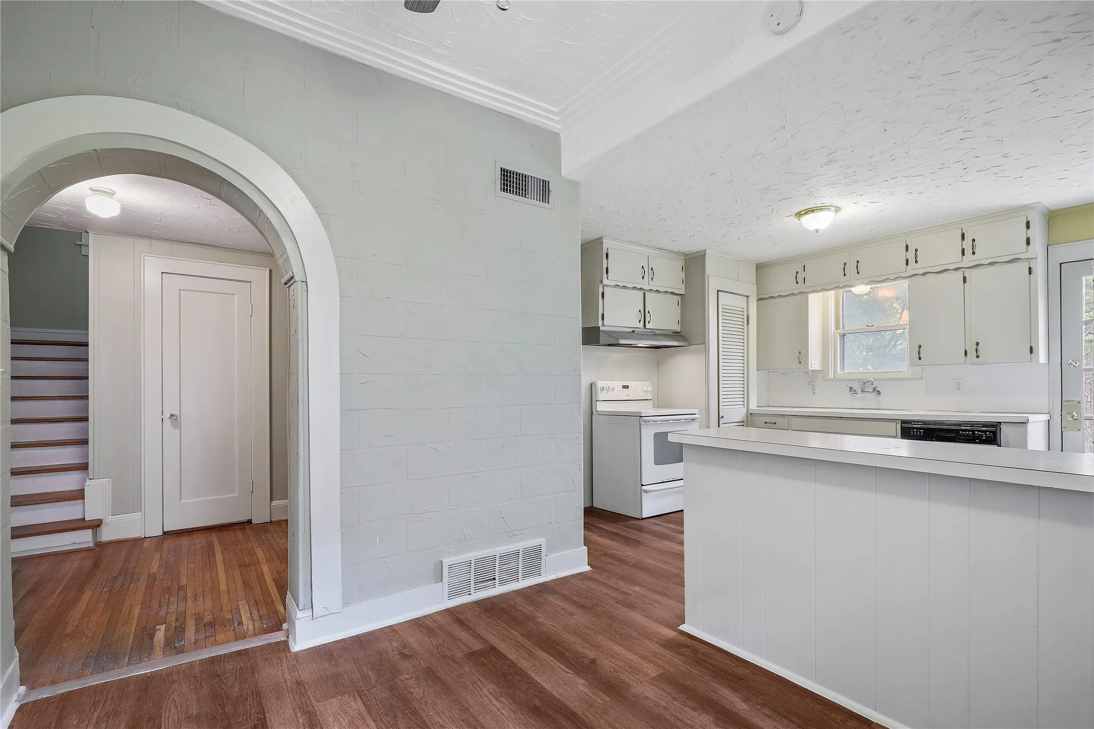 Single Family Residence For Rent in Tarrant County , 2625 S University Drive, Fort Worth, Texas 76109, 4 Bedroom, 3 Bathroom, Garage spaces, 1,964 Sqft, built in 1924, mls#21345625, Real Estate Agent in Fort Worth, Homes For Rent in Tarrant county, Homes For Rent in Fort Worth, Realtor in Fort Worth Texas, Real Estate Brokerage Independent Realty Texas, Luminita Cordes Realtor