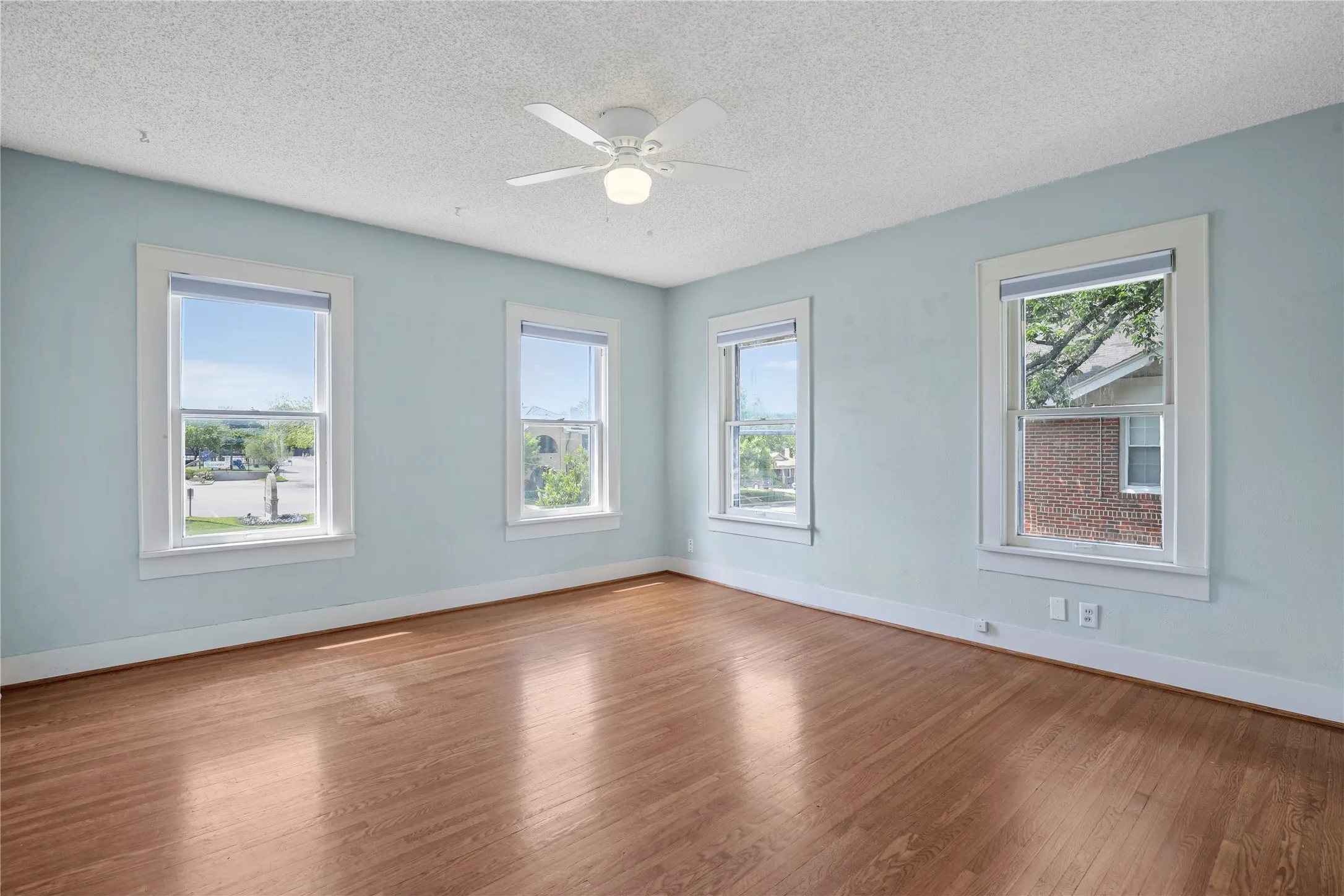 Single Family Residence For Rent in Tarrant County , 2625 S University Drive, Fort Worth, Texas 76109, 4 Bedroom, 3 Bathroom, Garage spaces, 1,964 Sqft, built in 1924, mls#21345625, Real Estate Agent in Fort Worth, Homes For Rent in Tarrant county, Homes For Rent in Fort Worth, Realtor in Fort Worth Texas, Real Estate Brokerage Independent Realty Texas, Luminita Cordes Realtor