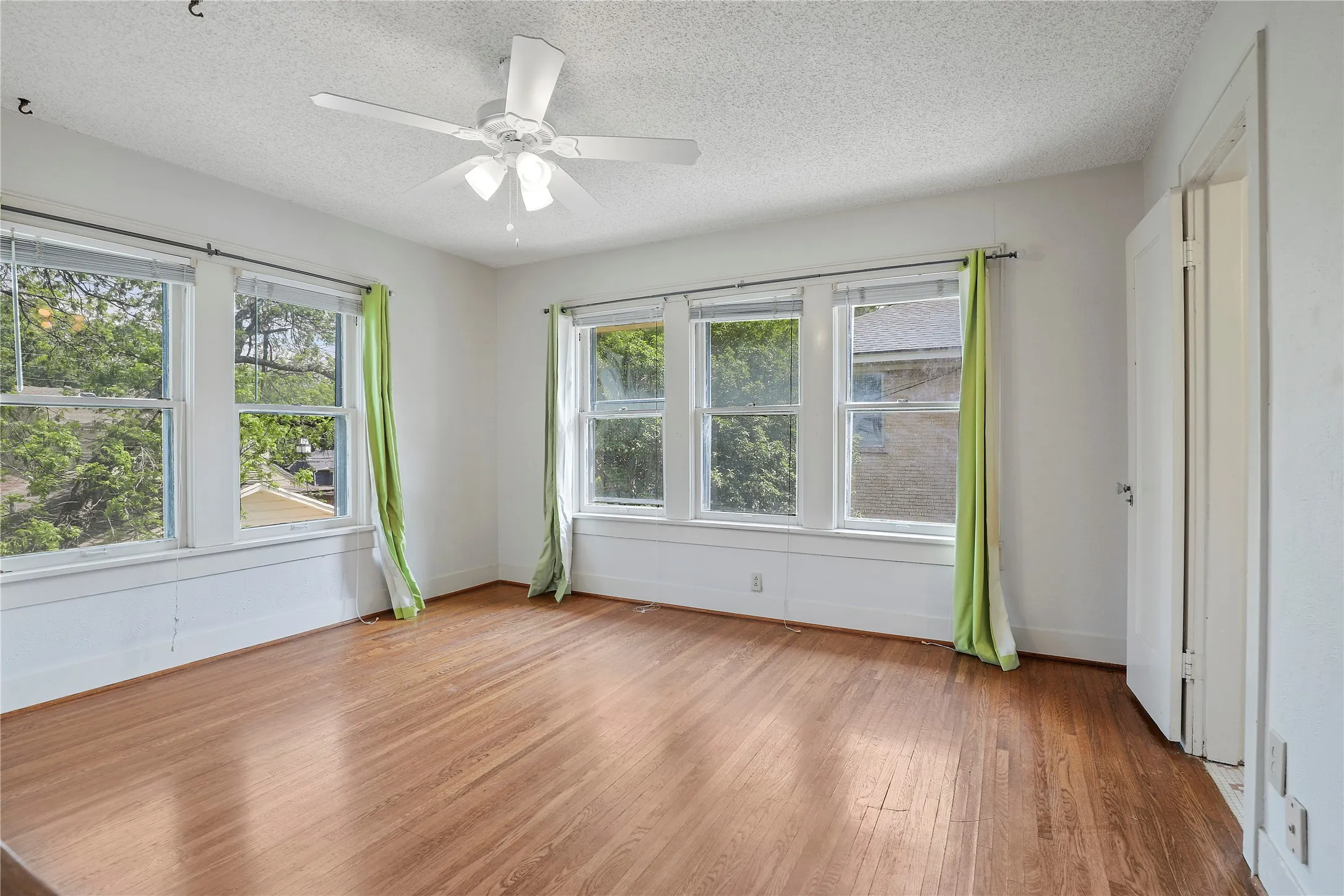 Single Family Residence For Rent in Tarrant County , 2625 S University Drive, Fort Worth, Texas 76109, 4 Bedroom, 3 Bathroom, Garage spaces, 1,964 Sqft, built in 1924, mls#21345625, Real Estate Agent in Fort Worth, Homes For Rent in Tarrant county, Homes For Rent in Fort Worth, Realtor in Fort Worth Texas, Real Estate Brokerage Independent Realty Texas, Luminita Cordes Realtor