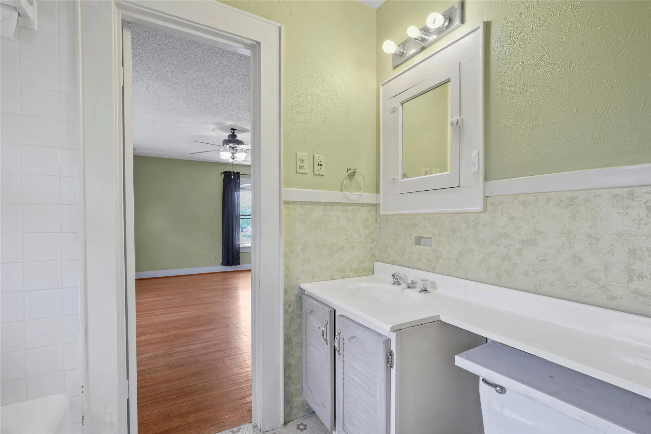 Single Family Residence For Rent in Tarrant County , 2625 S University Drive, Fort Worth, Texas 76109, 4 Bedroom, 3 Bathroom, Garage spaces, 1,964 Sqft, built in 1924, mls#21345625, Real Estate Agent in Fort Worth, Homes For Rent in Tarrant county, Homes For Rent in Fort Worth, Realtor in Fort Worth Texas, Real Estate Brokerage Independent Realty Texas, Luminita Cordes Realtor