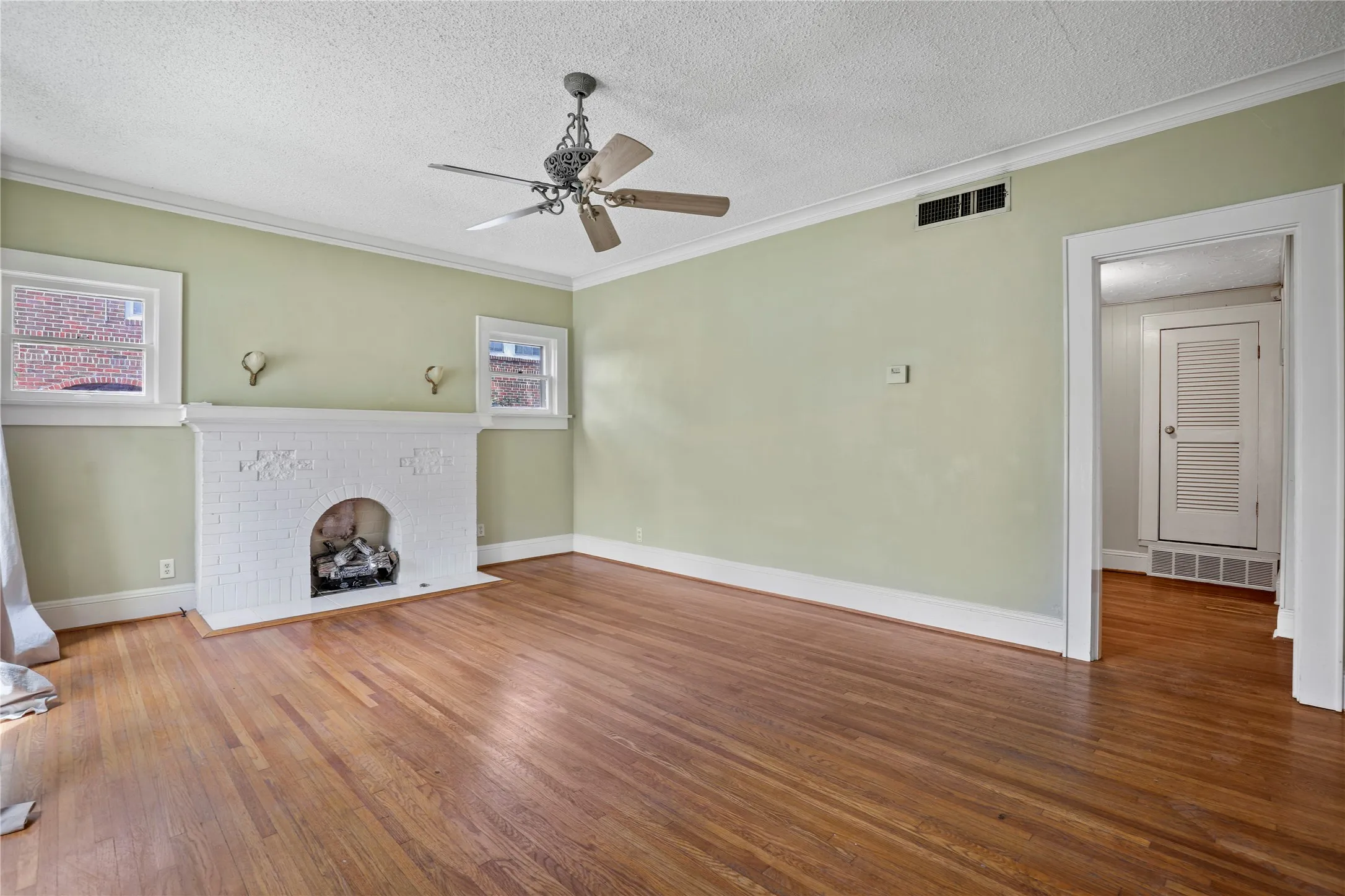 Single Family Residence For Rent in Tarrant County , 2625 S University Drive, Fort Worth, Texas 76109, 4 Bedroom, 3 Bathroom, Garage spaces, 1,964 Sqft, built in 1924, mls#21345625, Real Estate Agent in Fort Worth, Homes For Rent in Tarrant county, Homes For Rent in Fort Worth, Realtor in Fort Worth Texas, Real Estate Brokerage Independent Realty Texas, Luminita Cordes Realtor