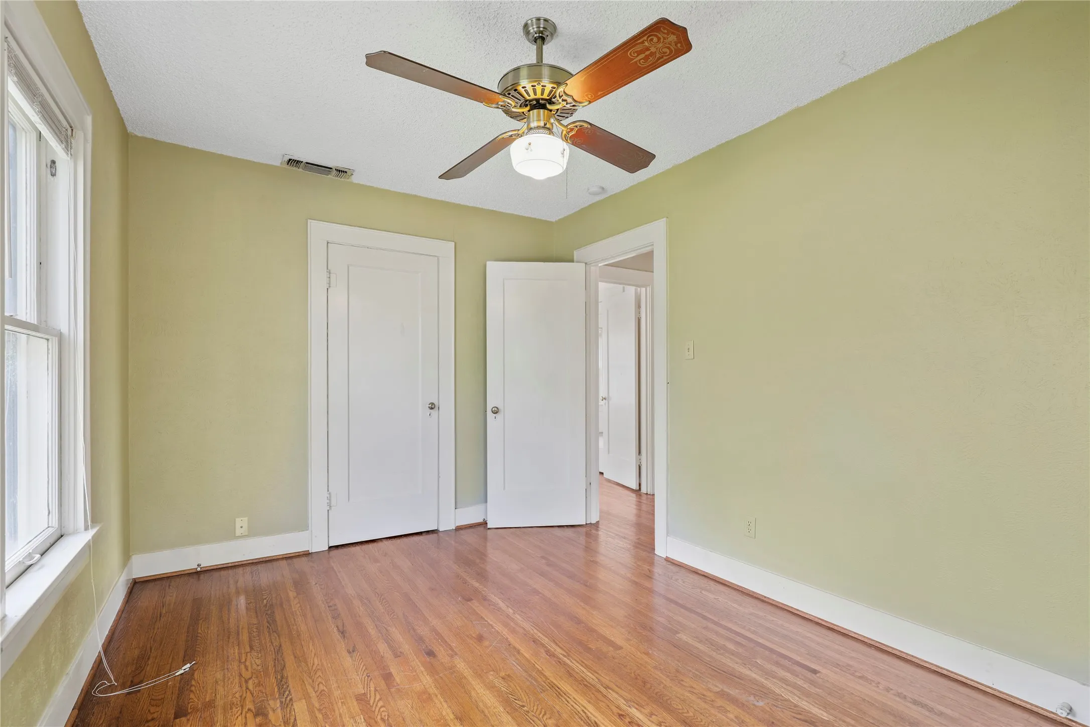 Single Family Residence For Rent in Tarrant County , 2625 S University Drive, Fort Worth, Texas 76109, 4 Bedroom, 3 Bathroom, Garage spaces, 1,964 Sqft, built in 1924, mls#21345625, Real Estate Agent in Fort Worth, Homes For Rent in Tarrant county, Homes For Rent in Fort Worth, Realtor in Fort Worth Texas, Real Estate Brokerage Independent Realty Texas, Luminita Cordes Realtor
