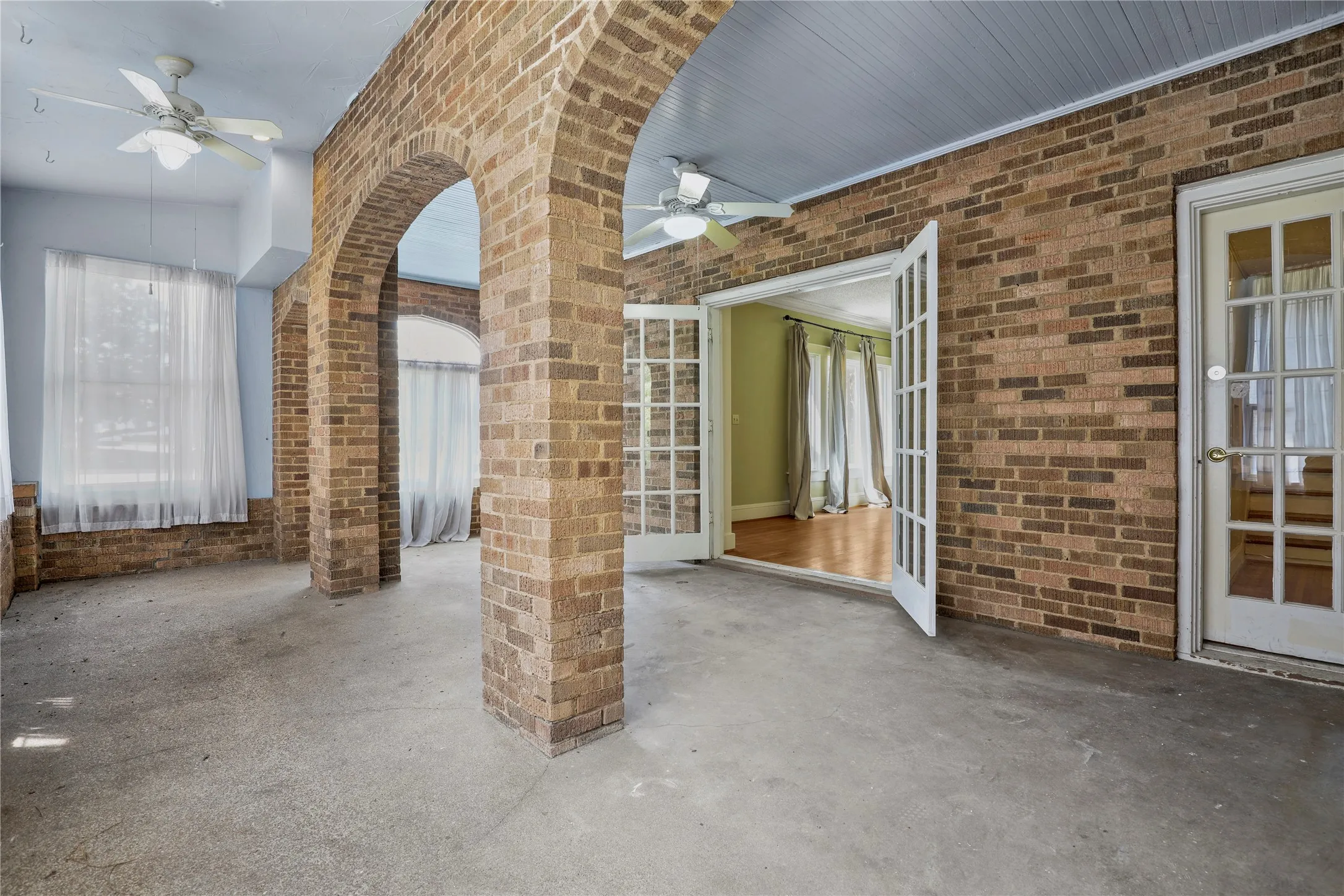 Single Family Residence For Rent in Tarrant County , 2625 S University Drive, Fort Worth, Texas 76109, 4 Bedroom, 3 Bathroom, Garage spaces, 1,964 Sqft, built in 1924, mls#21345625, Real Estate Agent in Fort Worth, Homes For Rent in Tarrant county, Homes For Rent in Fort Worth, Realtor in Fort Worth Texas, Real Estate Brokerage Independent Realty Texas, Luminita Cordes Realtor