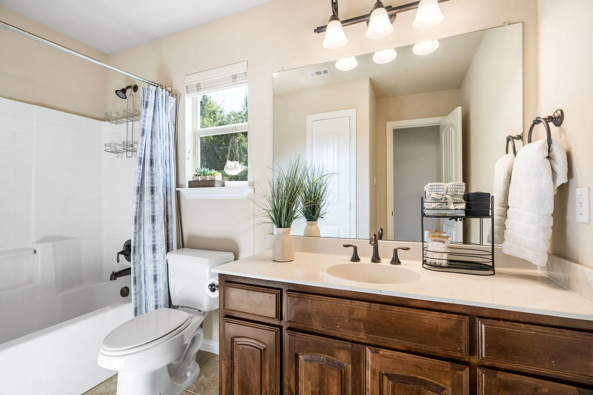 Single Family Residence For Sale in Tarrant County , 2613 Los Olivos Lane, Fort Worth, Texas 76131, 4 Bedroom, 4 Bathroom, 2 Garage spaces, 2,927 Sqft, built in 2009, Price $550,000, mls#21342719, Real Estate Agent in Fort Worth, Homes For Sale in Tarrant county, Homes For Sale in Fort Worth, Realtor in Fort Worth Texas, Real Estate Brokerage Independent Realty Texas, Luminita Cordes Realtor