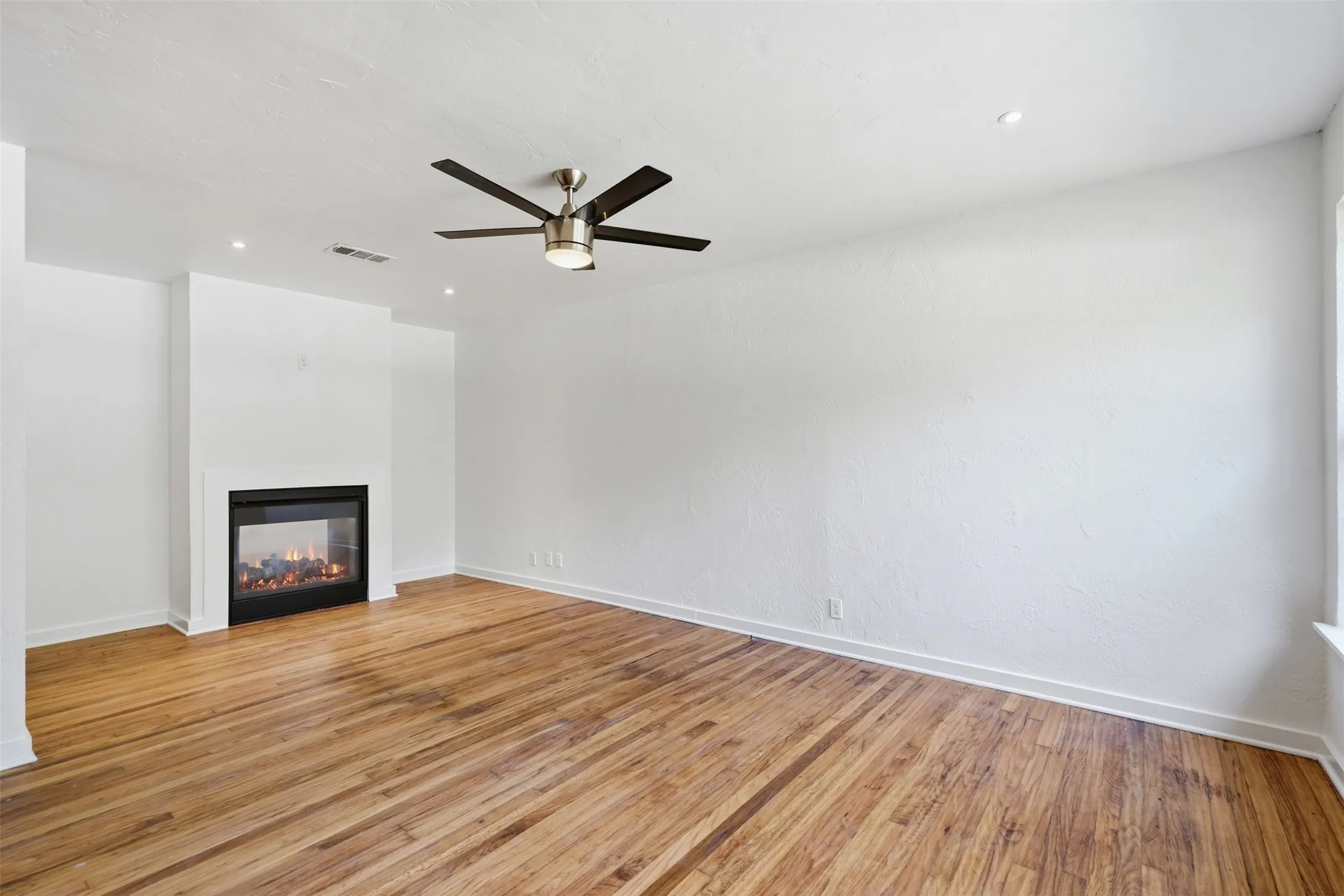 Single Family Residence For Sale in Dallas County , 1907 S Tyler Street, Dallas, Texas 75224, 2 Bedroom, 1 Bathroom, 1 Garage spaces, 1,280 Sqft, built in 1950, mls#21345662, Real Estate Agent in Dallas, Homes For Sale in Dallas county, Homes For Sale in Dallas, Realtor in Dallas Texas, Real Estate Brokerage Independent Realty Texas, Luminita Cordes Realtor