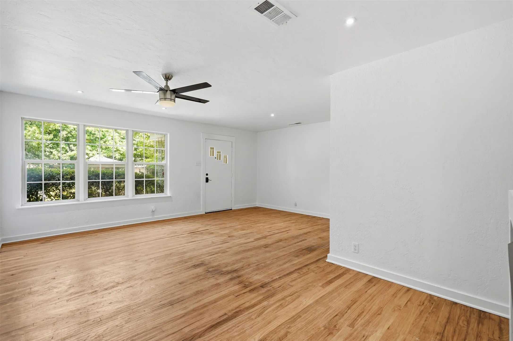 Single Family Residence For Sale in Dallas County , 1907 S Tyler Street, Dallas, Texas 75224, 2 Bedroom, 1 Bathroom, 1 Garage spaces, 1,280 Sqft, built in 1950, mls#21345662, Real Estate Agent in Dallas, Homes For Sale in Dallas county, Homes For Sale in Dallas, Realtor in Dallas Texas, Real Estate Brokerage Independent Realty Texas, Luminita Cordes Realtor