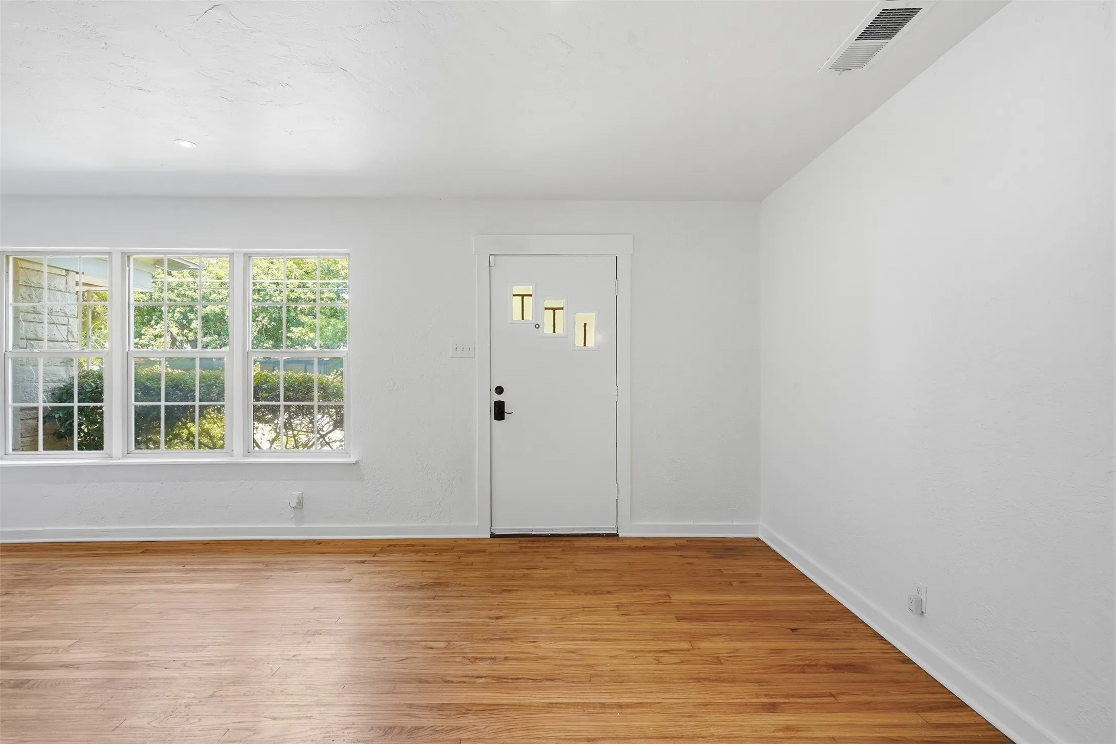 Single Family Residence For Sale in Dallas County , 1907 S Tyler Street, Dallas, Texas 75224, 2 Bedroom, 1 Bathroom, 1 Garage spaces, 1,280 Sqft, built in 1950, mls#21345662, Real Estate Agent in Dallas, Homes For Sale in Dallas county, Homes For Sale in Dallas, Realtor in Dallas Texas, Real Estate Brokerage Independent Realty Texas, Luminita Cordes Realtor