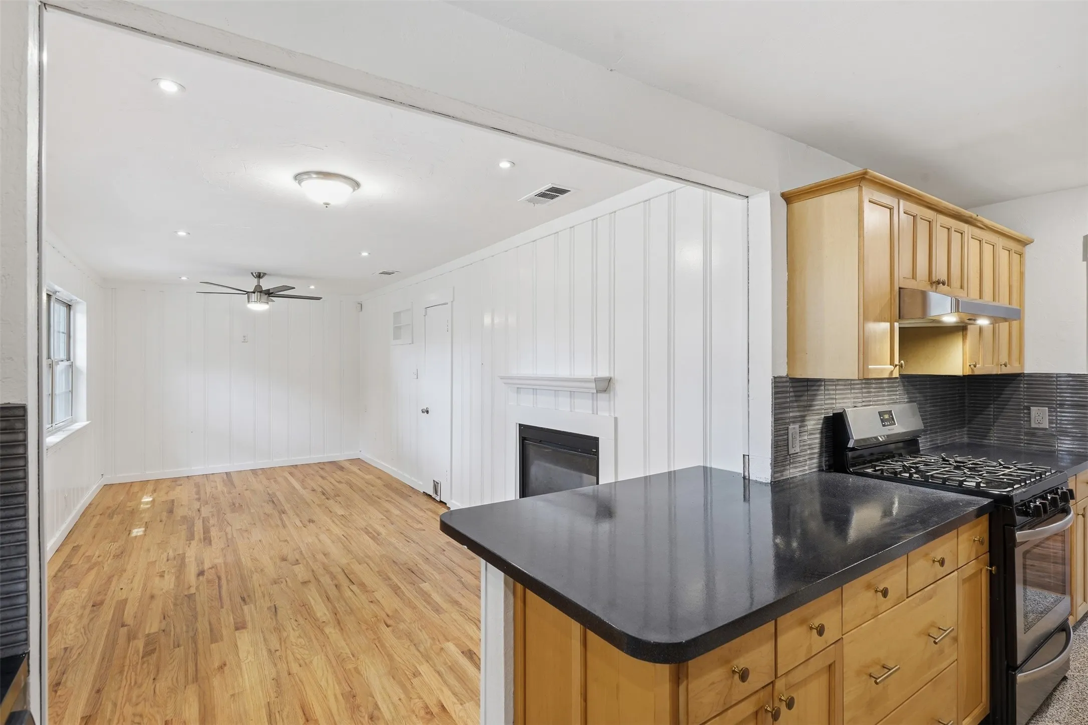 Single Family Residence For Sale in Dallas County , 1907 S Tyler Street, Dallas, Texas 75224, 2 Bedroom, 1 Bathroom, 1 Garage spaces, 1,280 Sqft, built in 1950, mls#21345662, Real Estate Agent in Dallas, Homes For Sale in Dallas county, Homes For Sale in Dallas, Realtor in Dallas Texas, Real Estate Brokerage Independent Realty Texas, Luminita Cordes Realtor