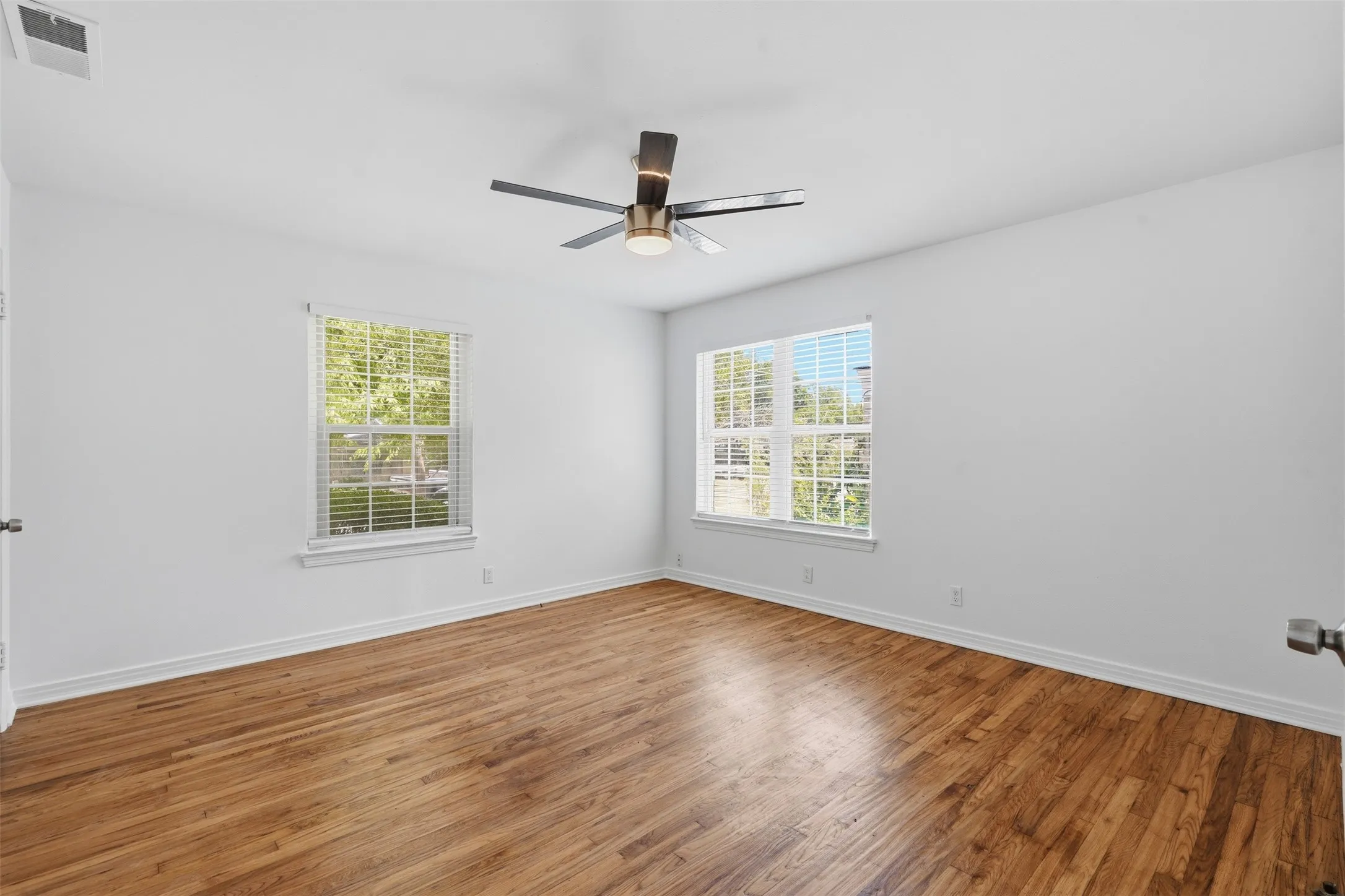 Single Family Residence For Sale in Dallas County , 1907 S Tyler Street, Dallas, Texas 75224, 2 Bedroom, 1 Bathroom, 1 Garage spaces, 1,280 Sqft, built in 1950, mls#21345662, Real Estate Agent in Dallas, Homes For Sale in Dallas county, Homes For Sale in Dallas, Realtor in Dallas Texas, Real Estate Brokerage Independent Realty Texas, Luminita Cordes Realtor