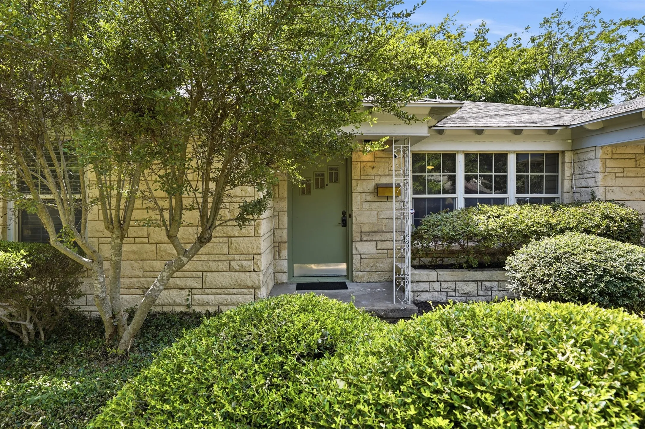 Single Family Residence For Sale in Dallas County , 1907 S Tyler Street, Dallas, Texas 75224, 2 Bedroom, 1 Bathroom, 1 Garage spaces, 1,280 Sqft, built in 1950, mls#21345662, Real Estate Agent in Dallas, Homes For Sale in Dallas county, Homes For Sale in Dallas, Realtor in Dallas Texas, Real Estate Brokerage Independent Realty Texas, Luminita Cordes Realtor