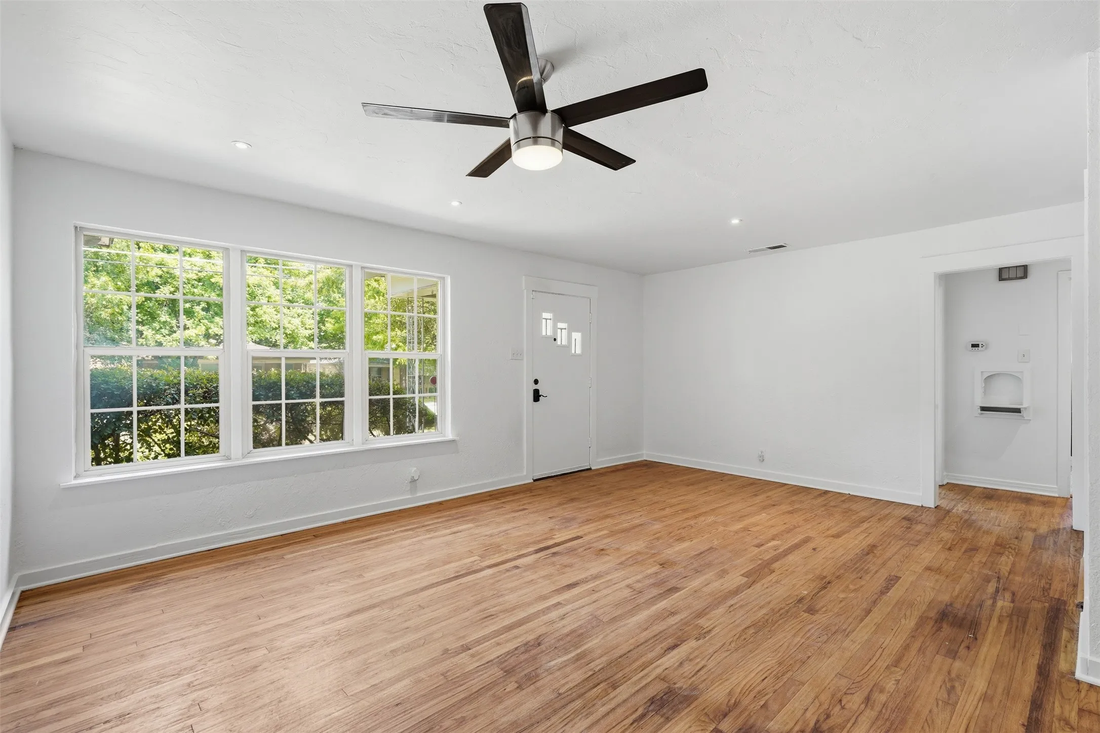 Single Family Residence For Sale in Dallas County , 1907 S Tyler Street, Dallas, Texas 75224, 2 Bedroom, 1 Bathroom, 1 Garage spaces, 1,280 Sqft, built in 1950, mls#21345662, Real Estate Agent in Dallas, Homes For Sale in Dallas county, Homes For Sale in Dallas, Realtor in Dallas Texas, Real Estate Brokerage Independent Realty Texas, Luminita Cordes Realtor