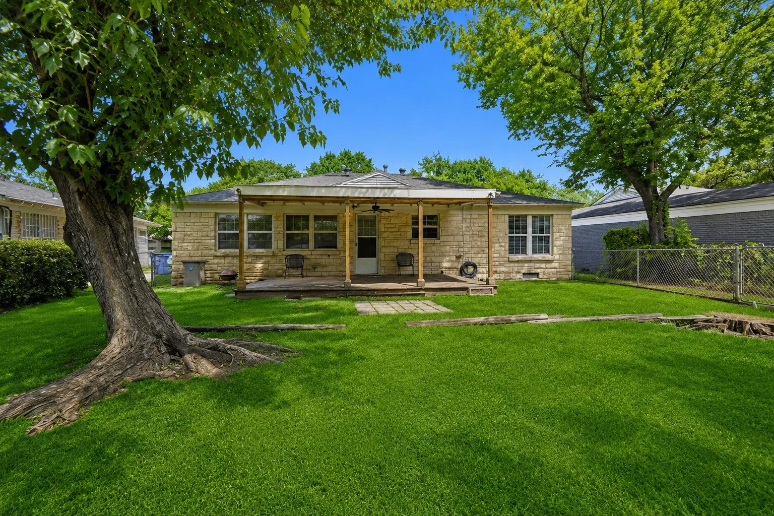 Single Family Residence For Sale in Dallas County , 1907 S Tyler Street, Dallas, Texas 75224, 2 Bedroom, 1 Bathroom, 1 Garage spaces, 1,280 Sqft, built in 1950, mls#21345662, Real Estate Agent in Dallas, Homes For Sale in Dallas county, Homes For Sale in Dallas, Realtor in Dallas Texas, Real Estate Brokerage Independent Realty Texas, Luminita Cordes Realtor