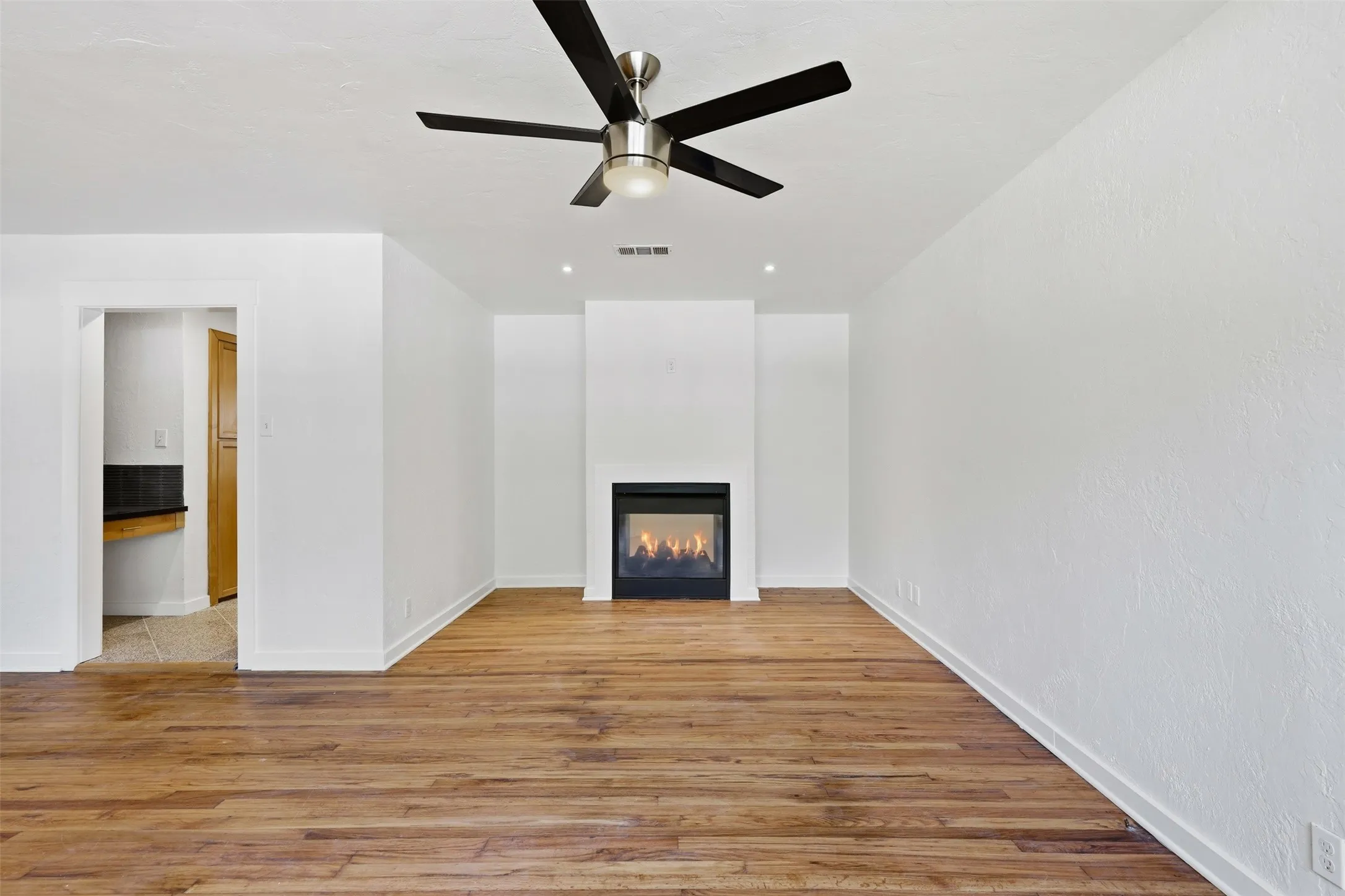 Single Family Residence For Sale in Dallas County , 1907 S Tyler Street, Dallas, Texas 75224, 2 Bedroom, 1 Bathroom, 1 Garage spaces, 1,280 Sqft, built in 1950, mls#21345662, Real Estate Agent in Dallas, Homes For Sale in Dallas county, Homes For Sale in Dallas, Realtor in Dallas Texas, Real Estate Brokerage Independent Realty Texas, Luminita Cordes Realtor