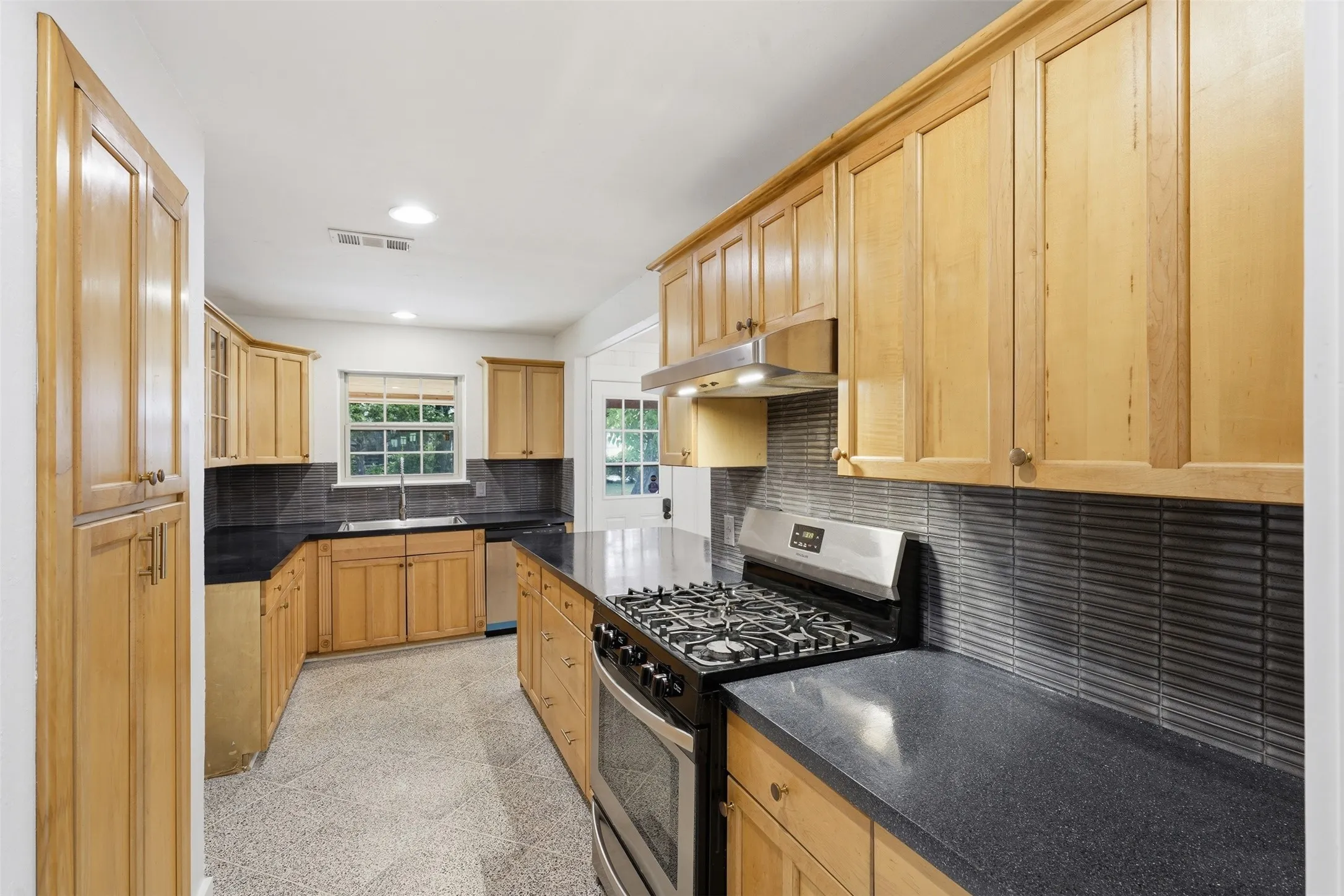Single Family Residence For Sale in Dallas County , 1907 S Tyler Street, Dallas, Texas 75224, 2 Bedroom, 1 Bathroom, 1 Garage spaces, 1,280 Sqft, built in 1950, mls#21345662, Real Estate Agent in Dallas, Homes For Sale in Dallas county, Homes For Sale in Dallas, Realtor in Dallas Texas, Real Estate Brokerage Independent Realty Texas, Luminita Cordes Realtor
