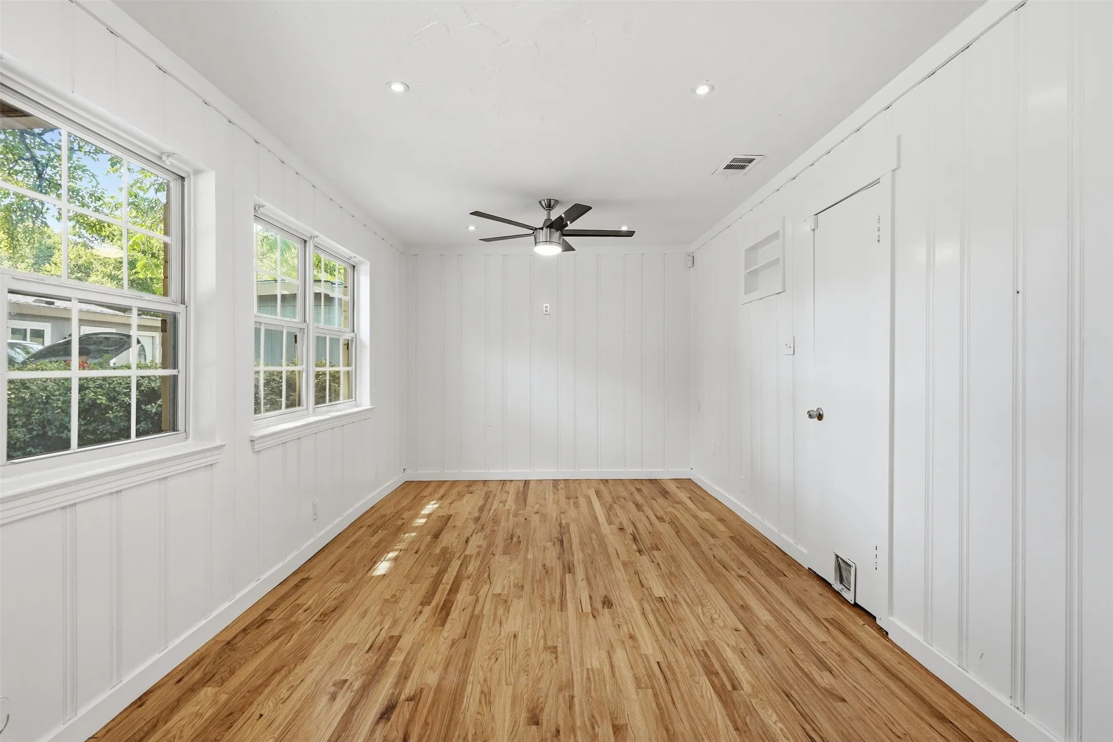 Single Family Residence For Sale in Dallas County , 1907 S Tyler Street, Dallas, Texas 75224, 2 Bedroom, 1 Bathroom, 1 Garage spaces, 1,280 Sqft, built in 1950, mls#21345662, Real Estate Agent in Dallas, Homes For Sale in Dallas county, Homes For Sale in Dallas, Realtor in Dallas Texas, Real Estate Brokerage Independent Realty Texas, Luminita Cordes Realtor