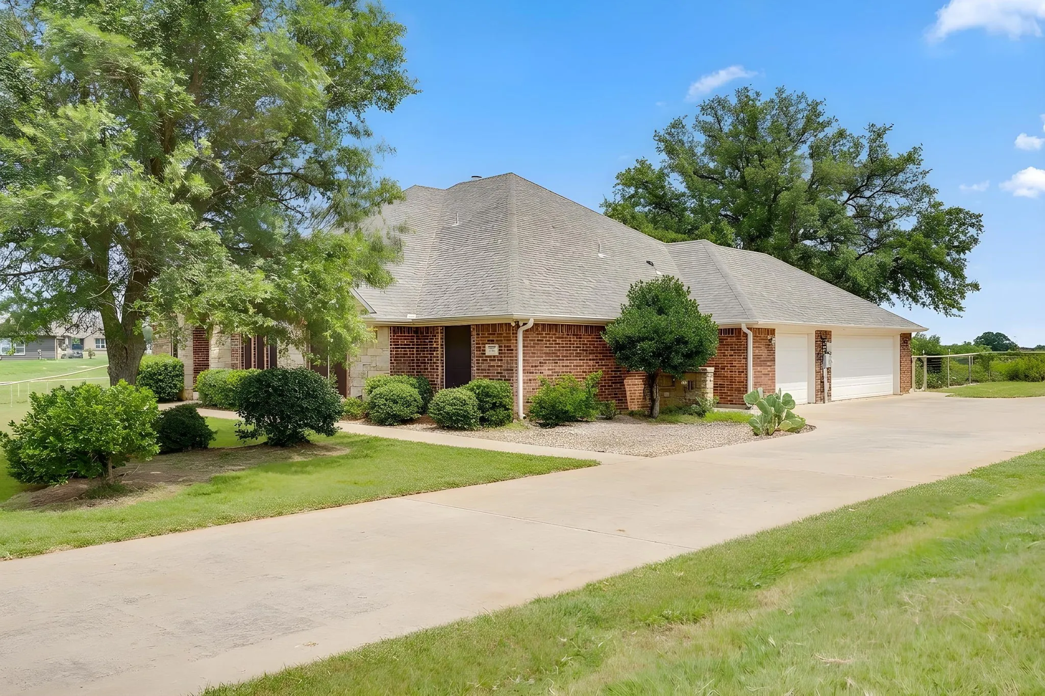 Single Family Residence For Sale in Parker County , 505 Morrow Road, Springtown, Texas 76082, 3 Bedroom, 2 Bathroom, 3 Garage spaces, 2,201 Sqft, built in 2006, mls#21343578, Real Estate Agent in Springtown, Homes For Sale in Parker county, Homes For Sale in Springtown, Realtor in Springtown Texas, Real Estate Brokerage Independent Realty Texas, Luminita Cordes Realtor