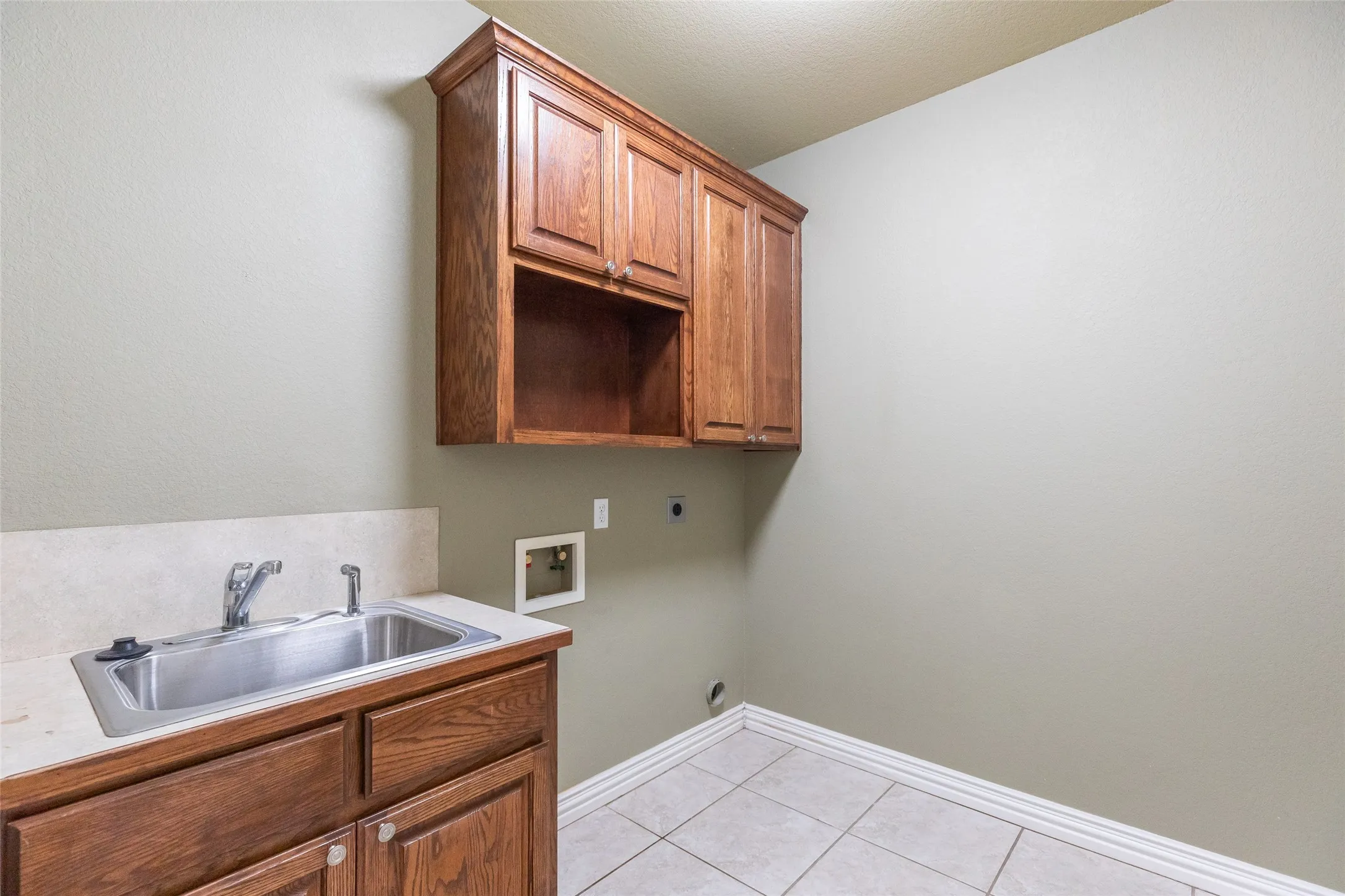 Laundry room with stainless steel sink