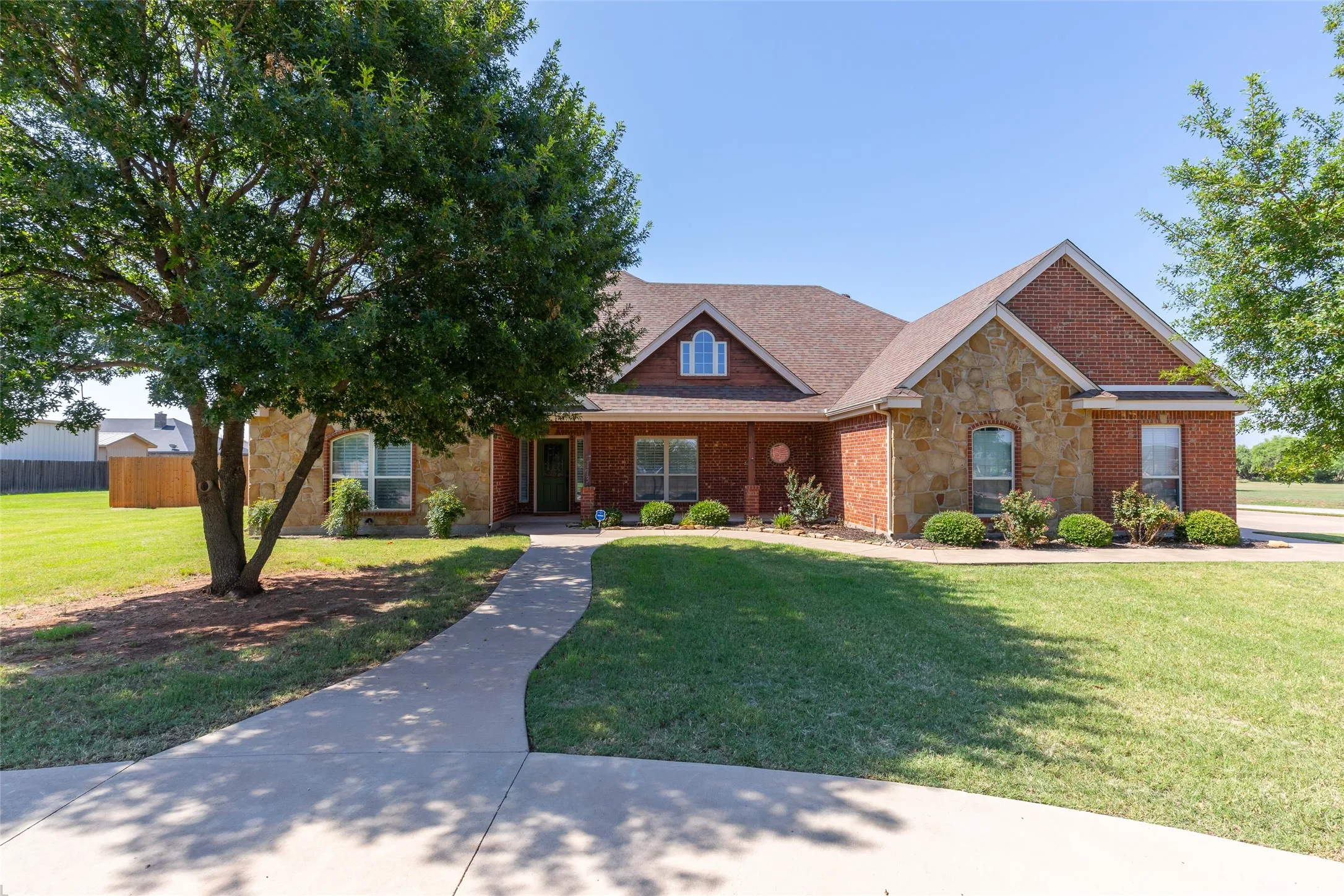Single Family Residence For Sale in Taylor County , 173 Divide Avenue, Tuscola, Texas 79562, 4 Bedroom, 3 Bathroom, 2 Garage spaces, 2,605 Sqft, built in 2007, mls#21342003, Real Estate Agent in Tuscola, Homes For Sale in Taylor county, Homes For Sale in Tuscola, Realtor in Tuscola Texas, Real Estate Brokerage Independent Realty Texas, Luminita Cordes Realtor