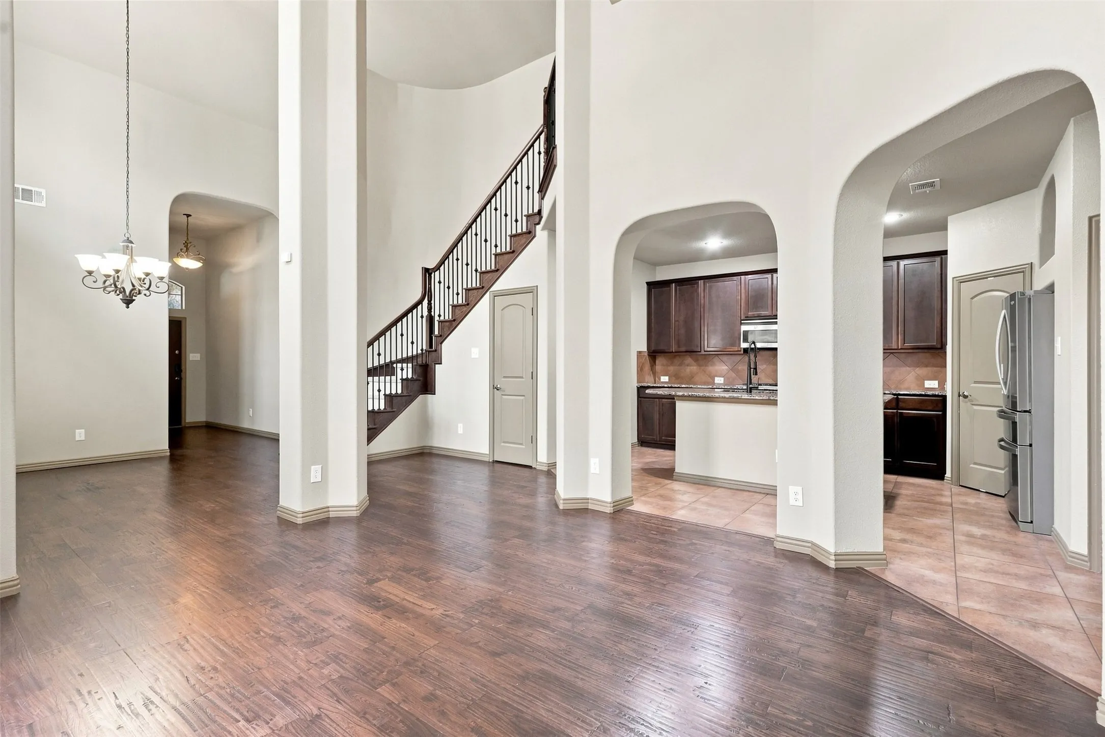 Single Family Residence For Sale in Tarrant County , 6918 Nava, Grand Prairie, Texas 75054, 3 Bedroom, 3 Bathroom, 2 Garage spaces, 2,541 Sqft, built in 2008, mls#21325681, Real Estate Agent in Grand Prairie, Homes For Sale in Tarrant county, Homes For Sale in Grand Prairie, Realtor in Grand Prairie Texas, Real Estate Brokerage Independent Realty Texas, Luminita Cordes Realtor