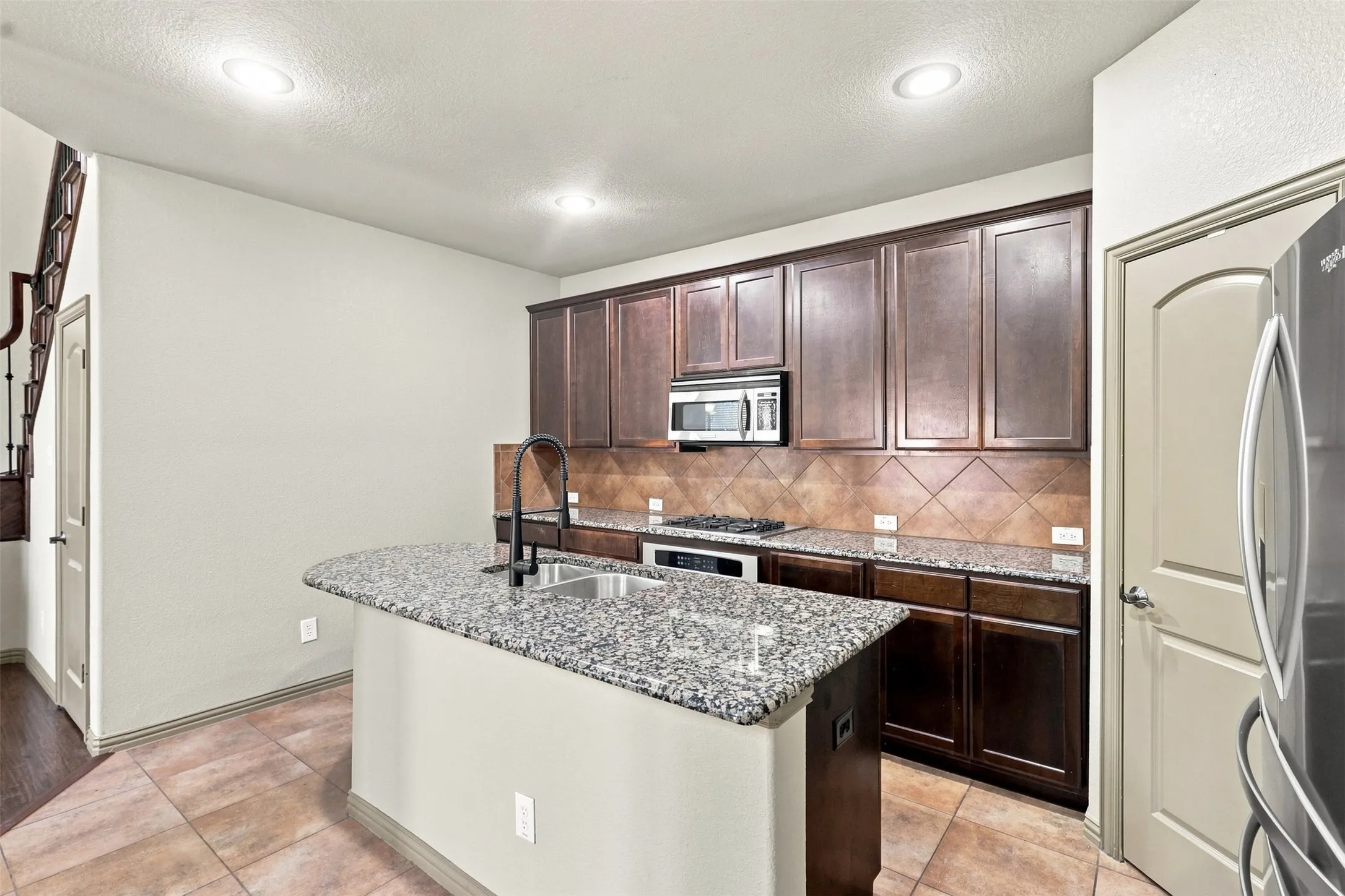 Single Family Residence For Sale in Tarrant County , 6918 Nava, Grand Prairie, Texas 75054, 3 Bedroom, 3 Bathroom, 2 Garage spaces, 2,541 Sqft, built in 2008, mls#21325681, Real Estate Agent in Grand Prairie, Homes For Sale in Tarrant county, Homes For Sale in Grand Prairie, Realtor in Grand Prairie Texas, Real Estate Brokerage Independent Realty Texas, Luminita Cordes Realtor