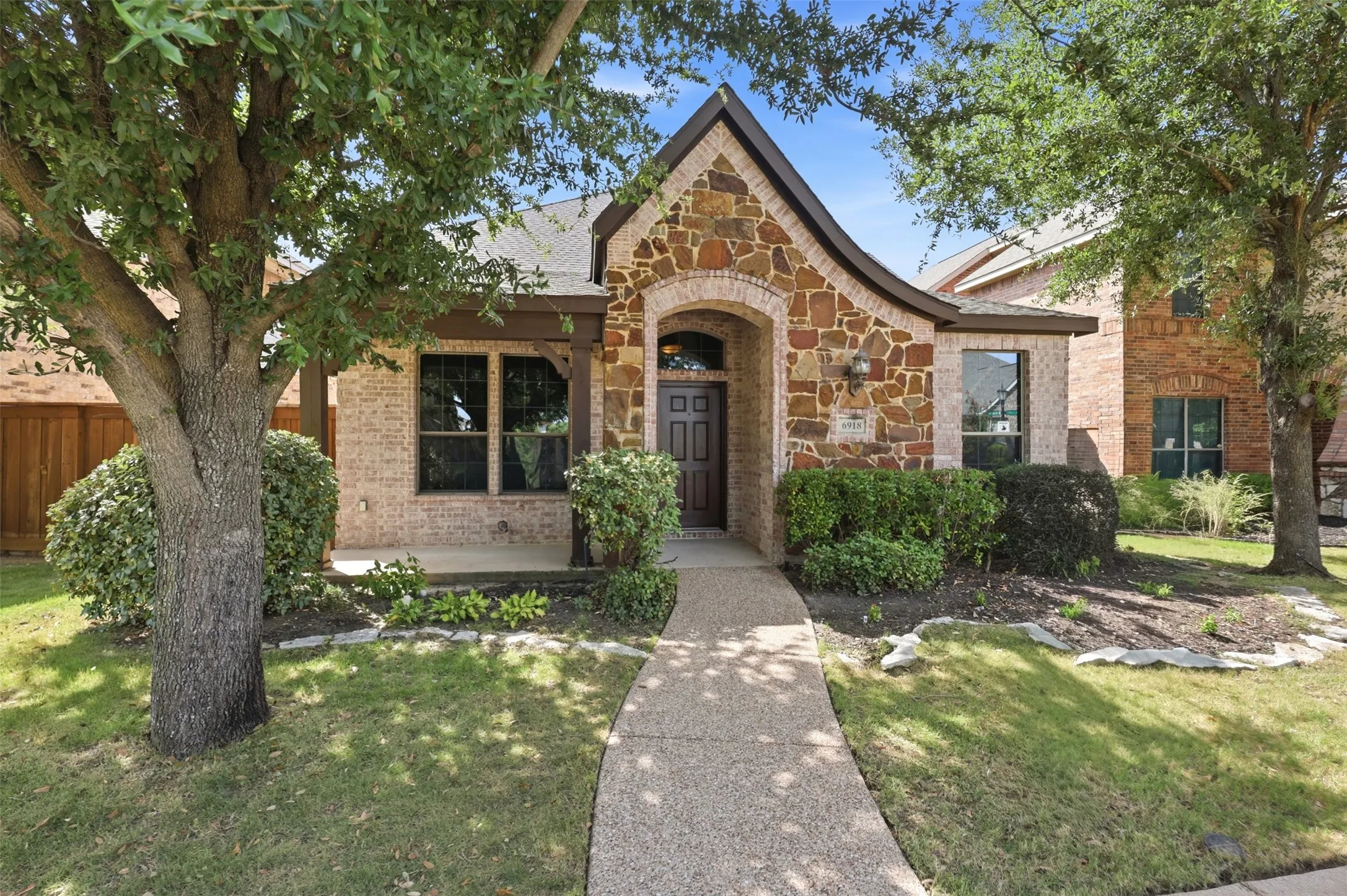 Single Family Residence For Sale in Tarrant County , 6918 Nava, Grand Prairie, Texas 75054, 3 Bedroom, 3 Bathroom, 2 Garage spaces, 2,541 Sqft, built in 2008, mls#21325681, Real Estate Agent in Grand Prairie, Homes For Sale in Tarrant county, Homes For Sale in Grand Prairie, Realtor in Grand Prairie Texas, Real Estate Brokerage Independent Realty Texas, Luminita Cordes Realtor